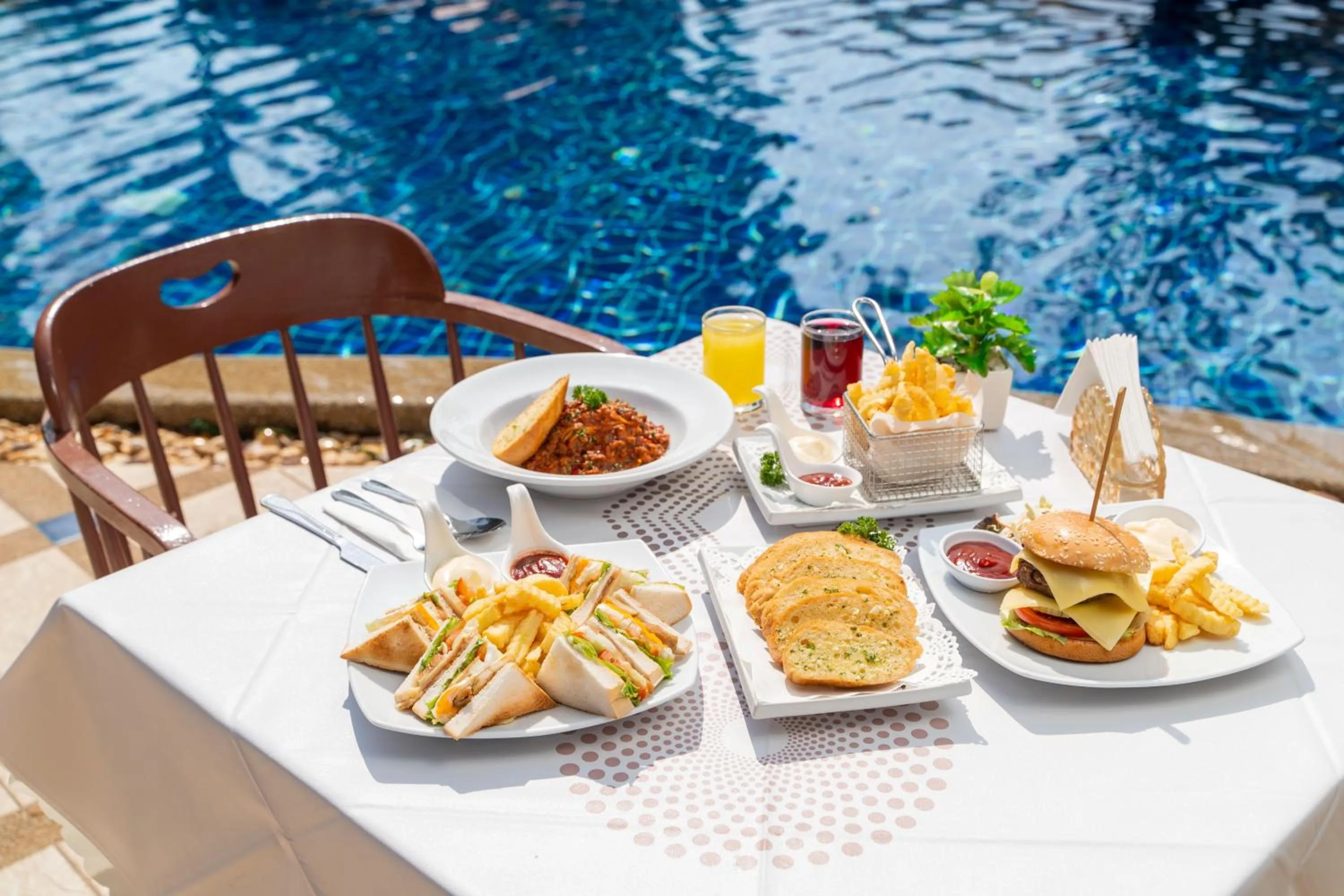 Food and drinks in Phuket Leelavadee Hua Ting Resort