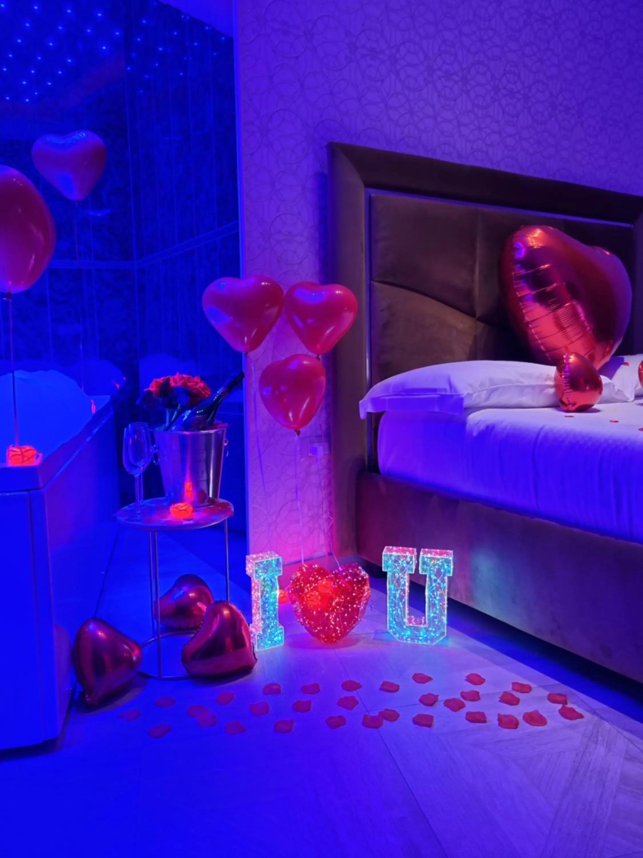 Bed in Twin Towers Naples Luxury