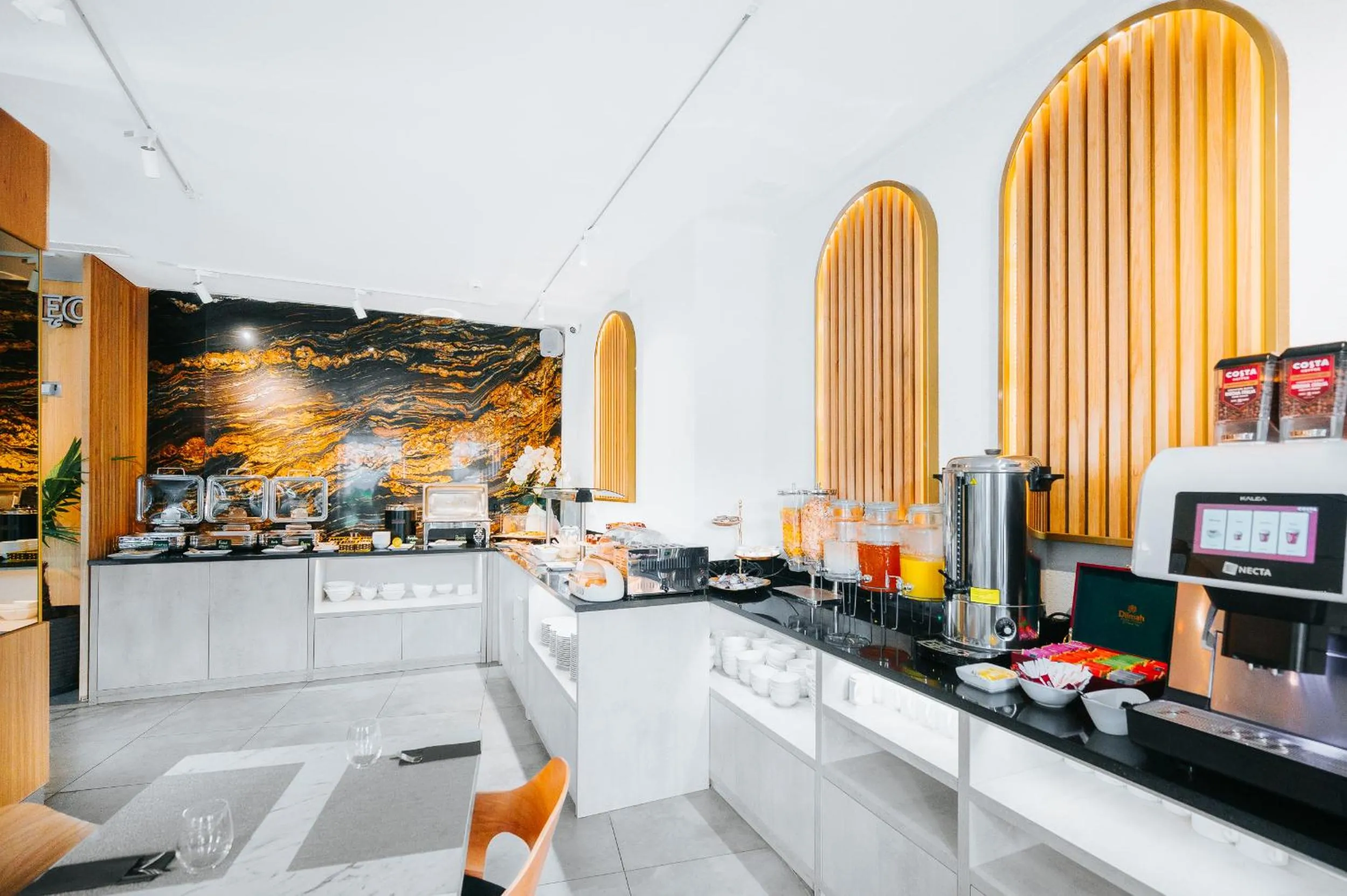 Breakfast in Warsaw Story - LoftAffair Collection