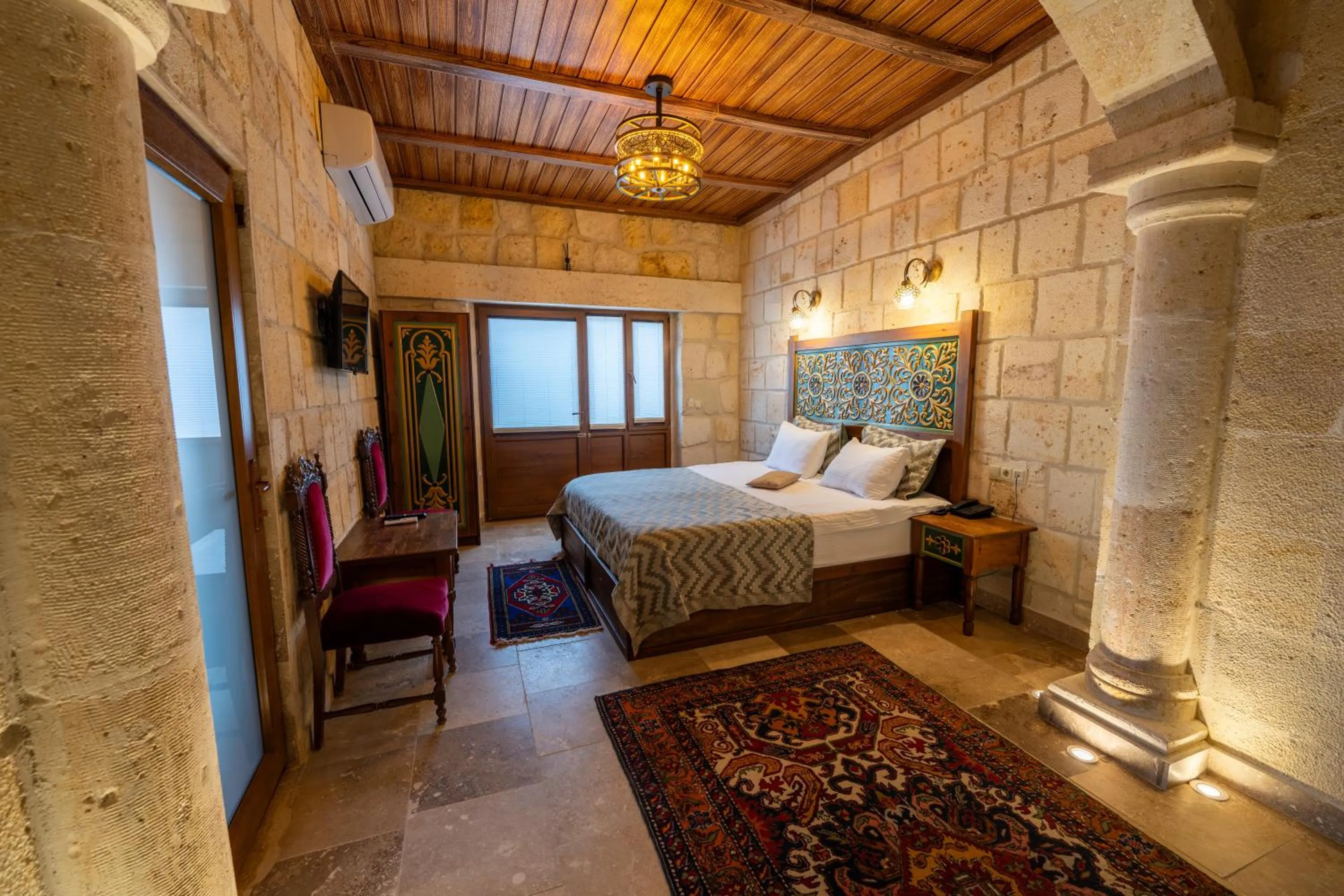 Photo of the whole room, Bed in Cappadocia Sweet Cave