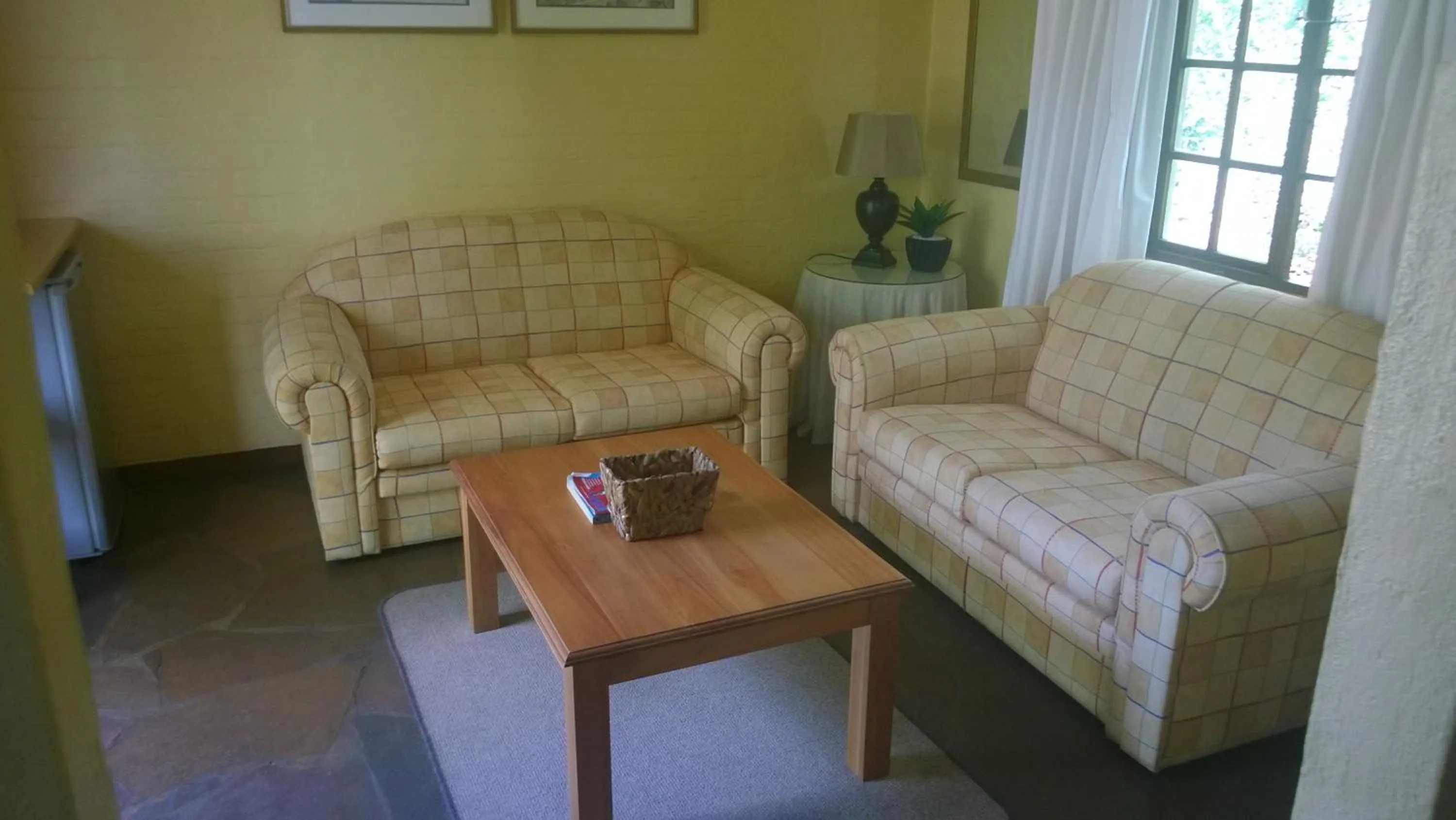Living room in Ascot Inn