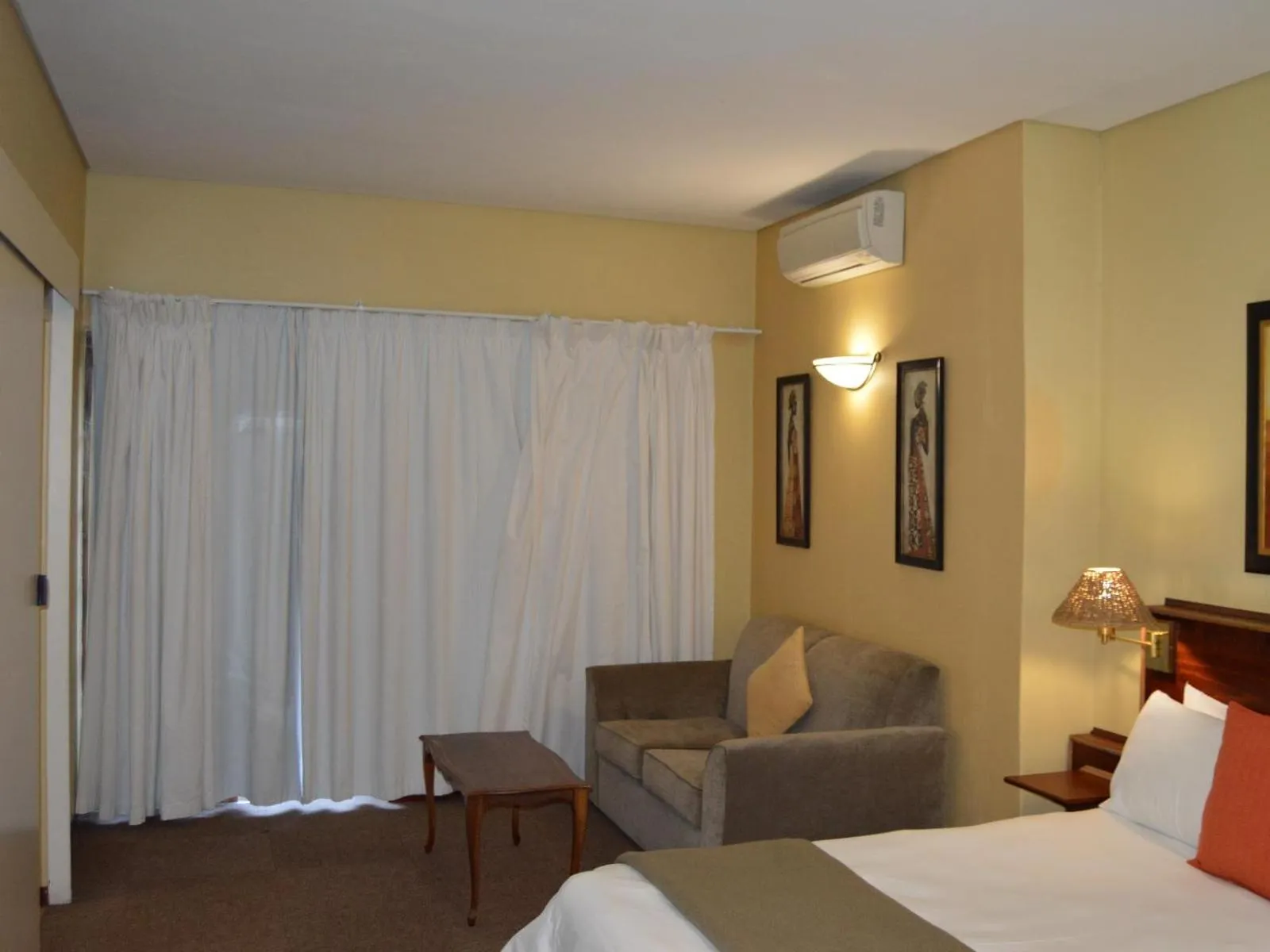 Bedroom, Bed in Ascot Inn