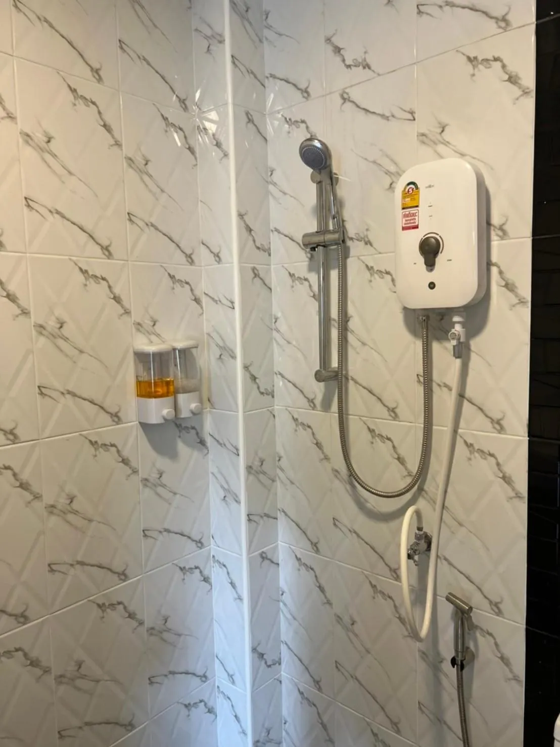 Shower in see-on place/สีอ่อนเพลส