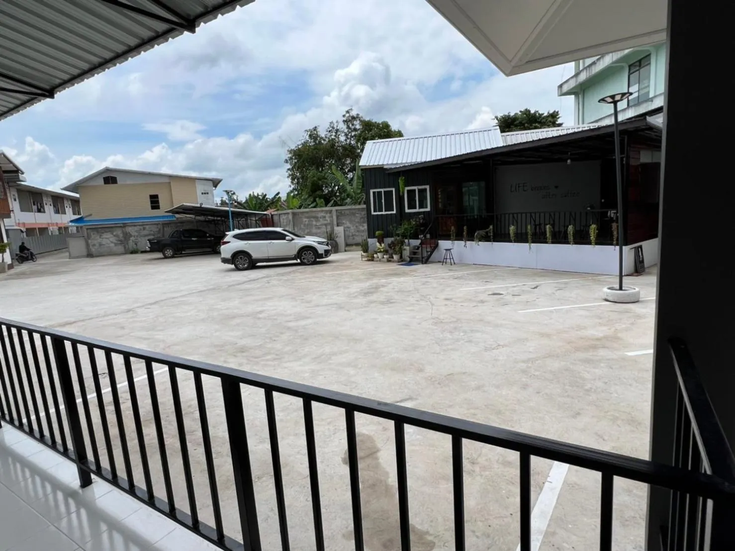 Parking in see-on place/สีอ่อนเพลส