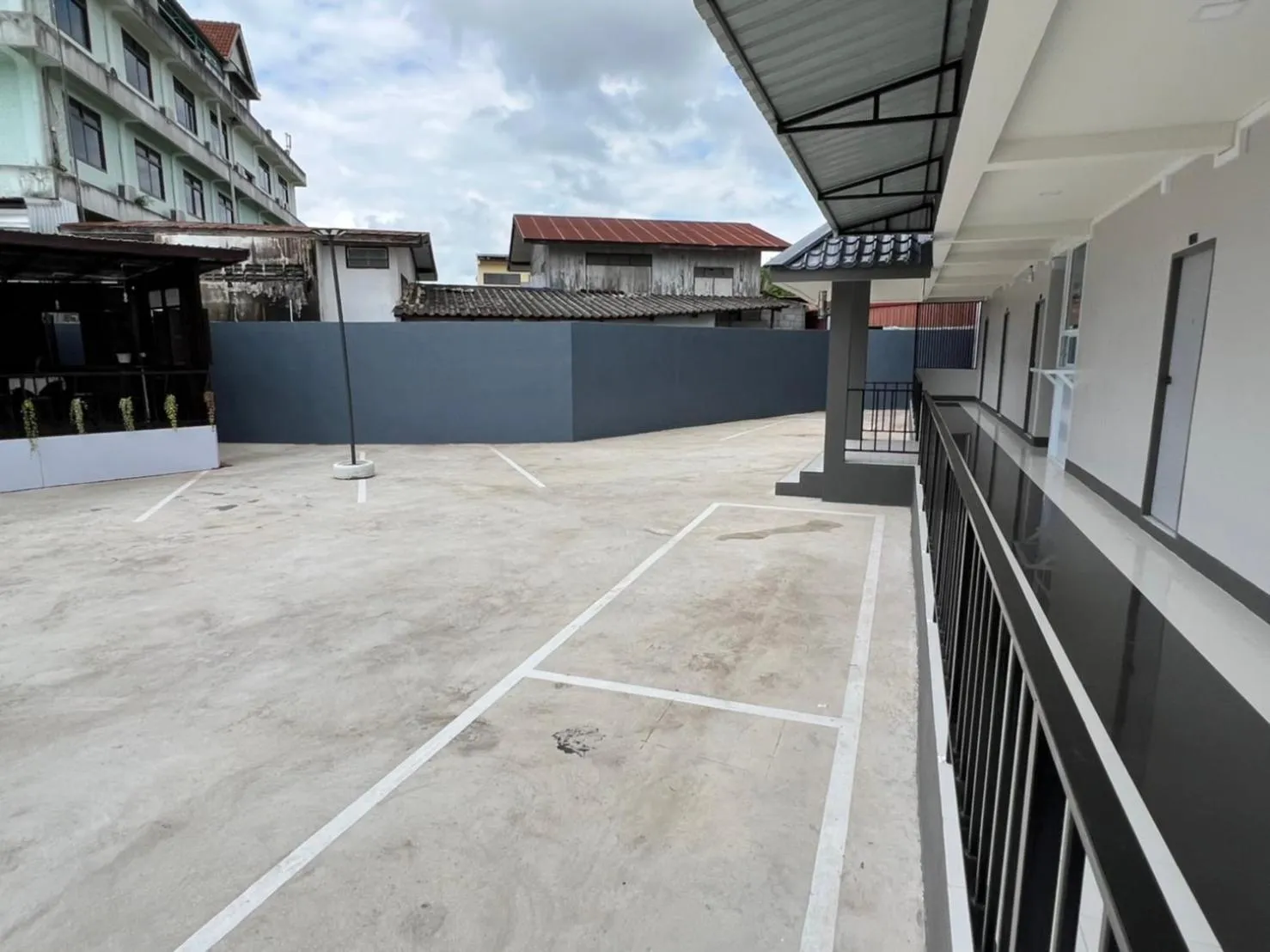 Parking in see-on place/สีอ่อนเพลส