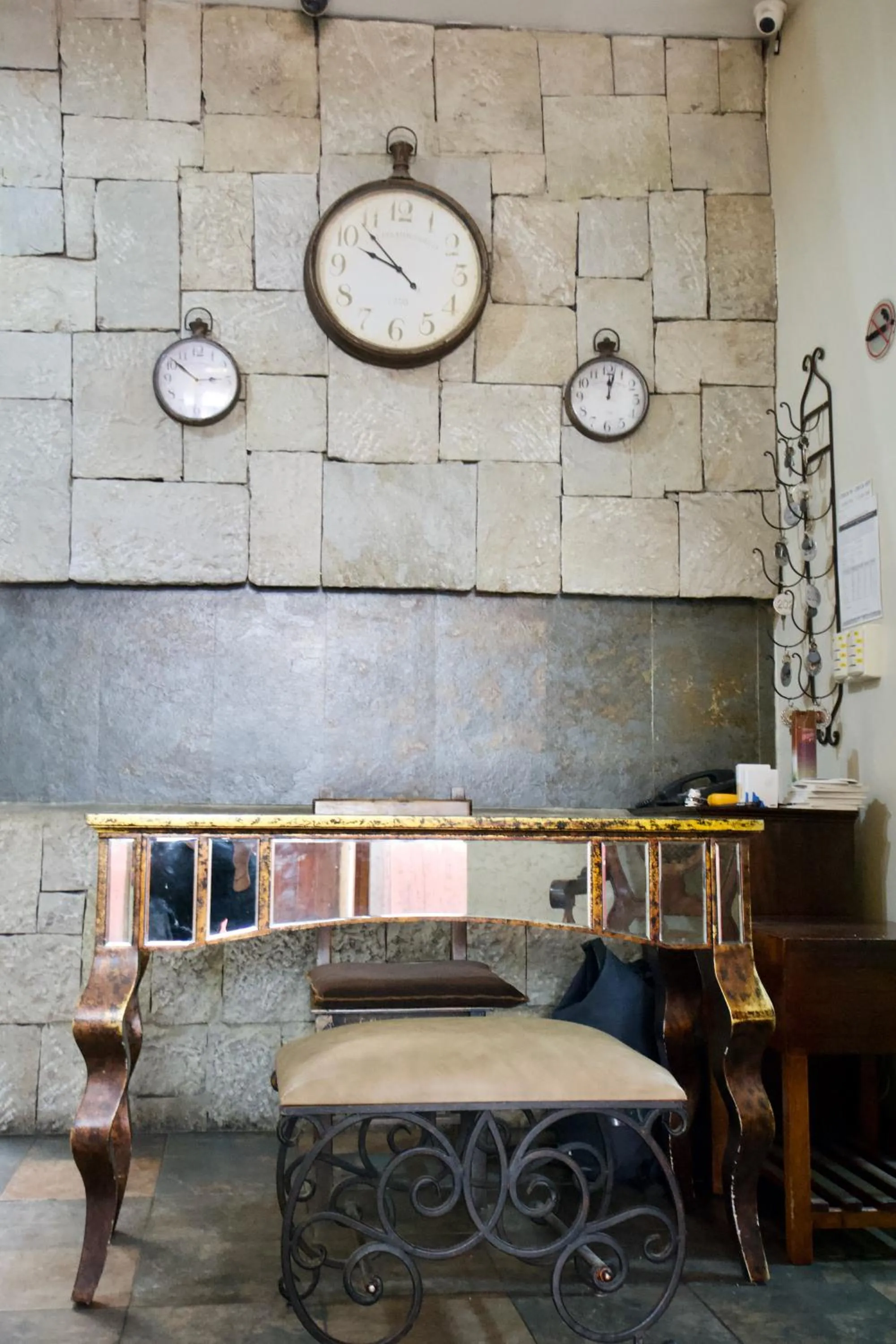 Lobby or reception in Pepe's House Cuenca I Hotel & Boutique Hostel