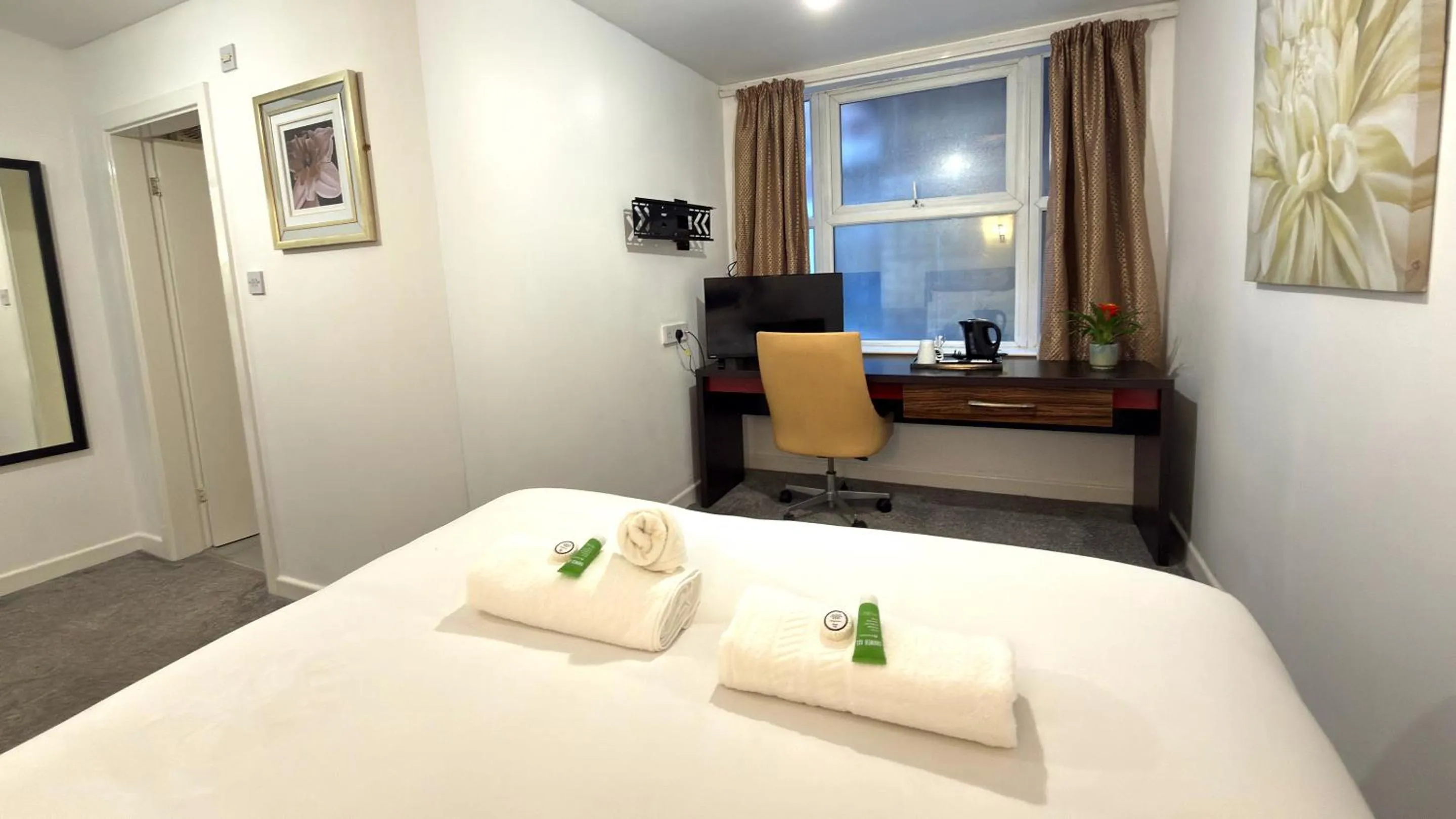 TV and multimedia, Bed in Lord Nelson Hotel by Compass Hospitality