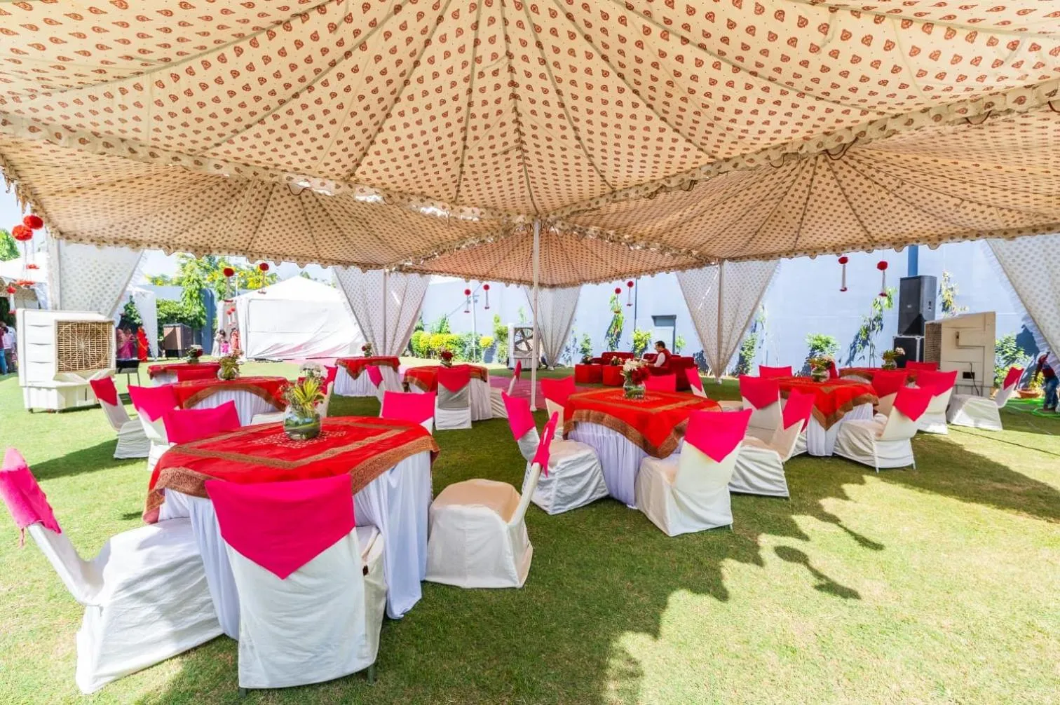 Restaurant/places to eat in Hotel Prime Safari