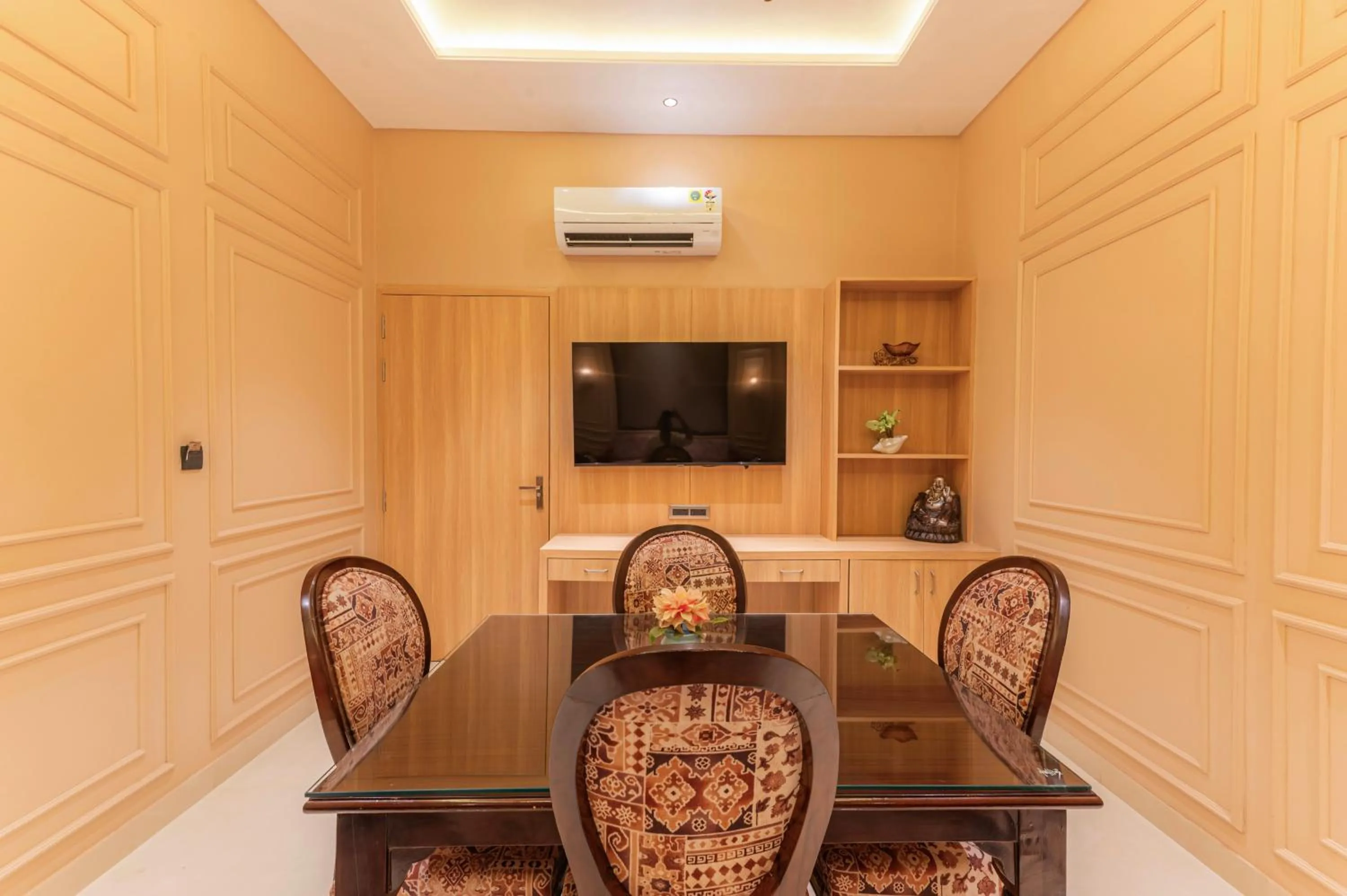 Dining area in Hotel Prime Safari