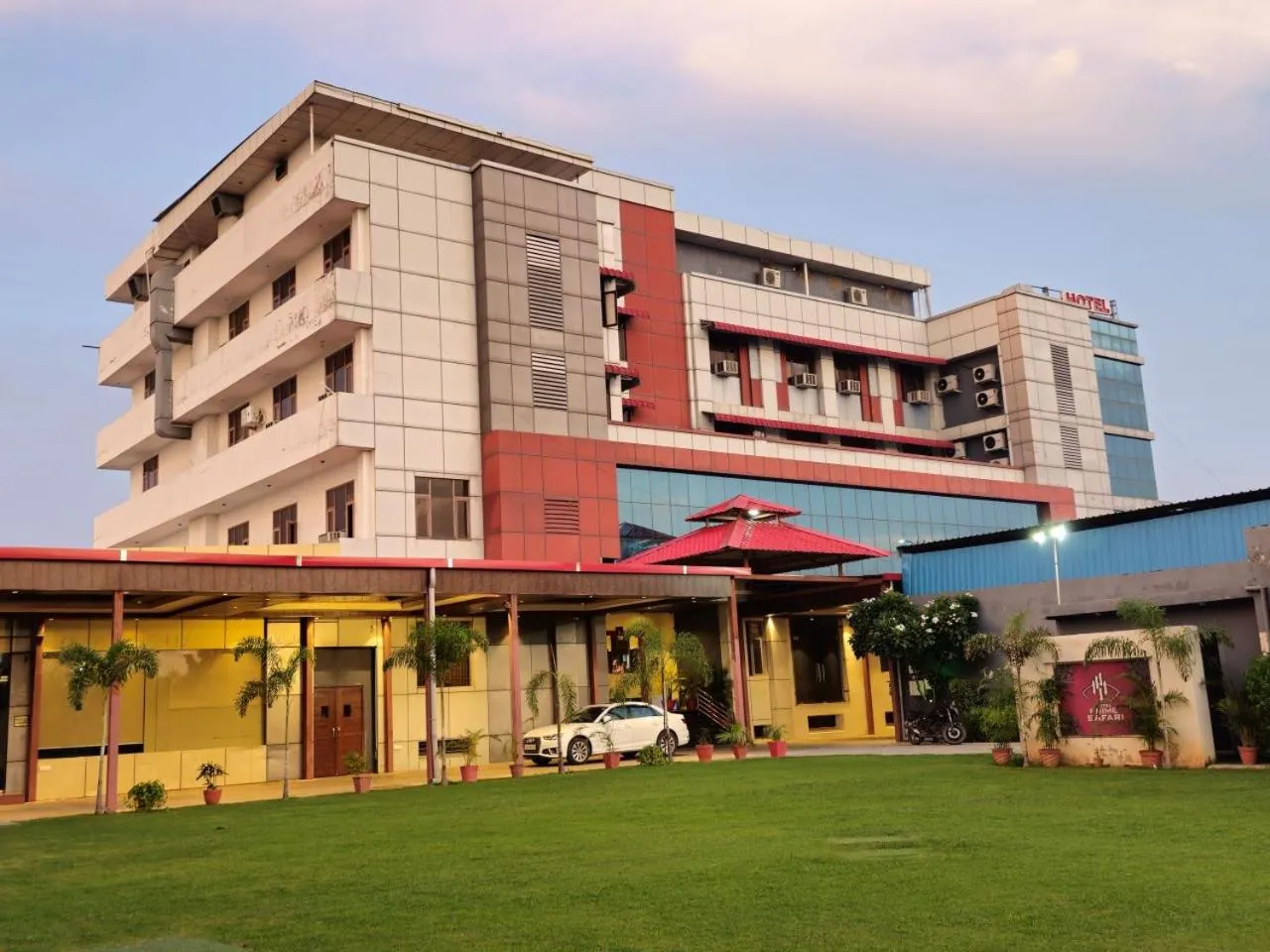 Facade/entrance in Hotel Prime Safari
