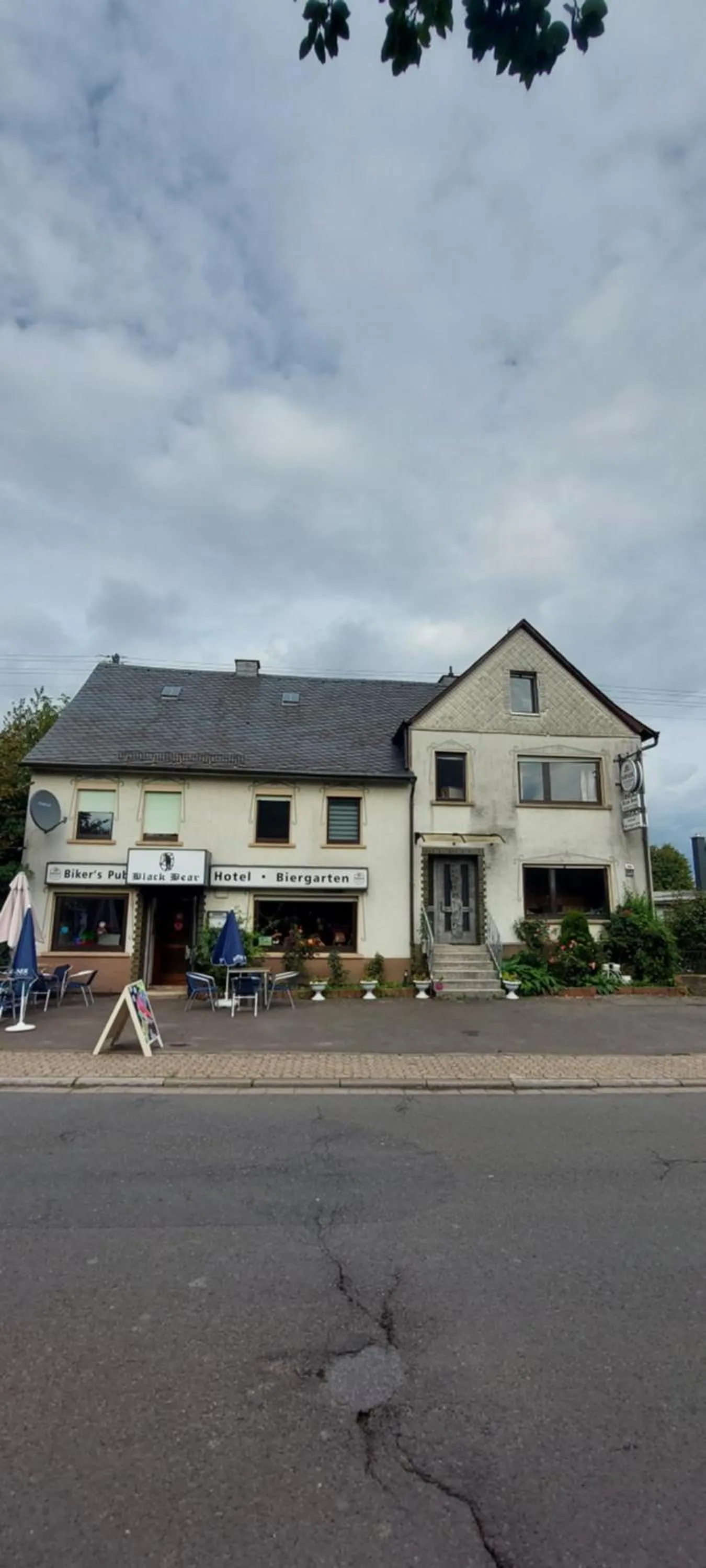 Black Bear Bikers Pub-Hotel