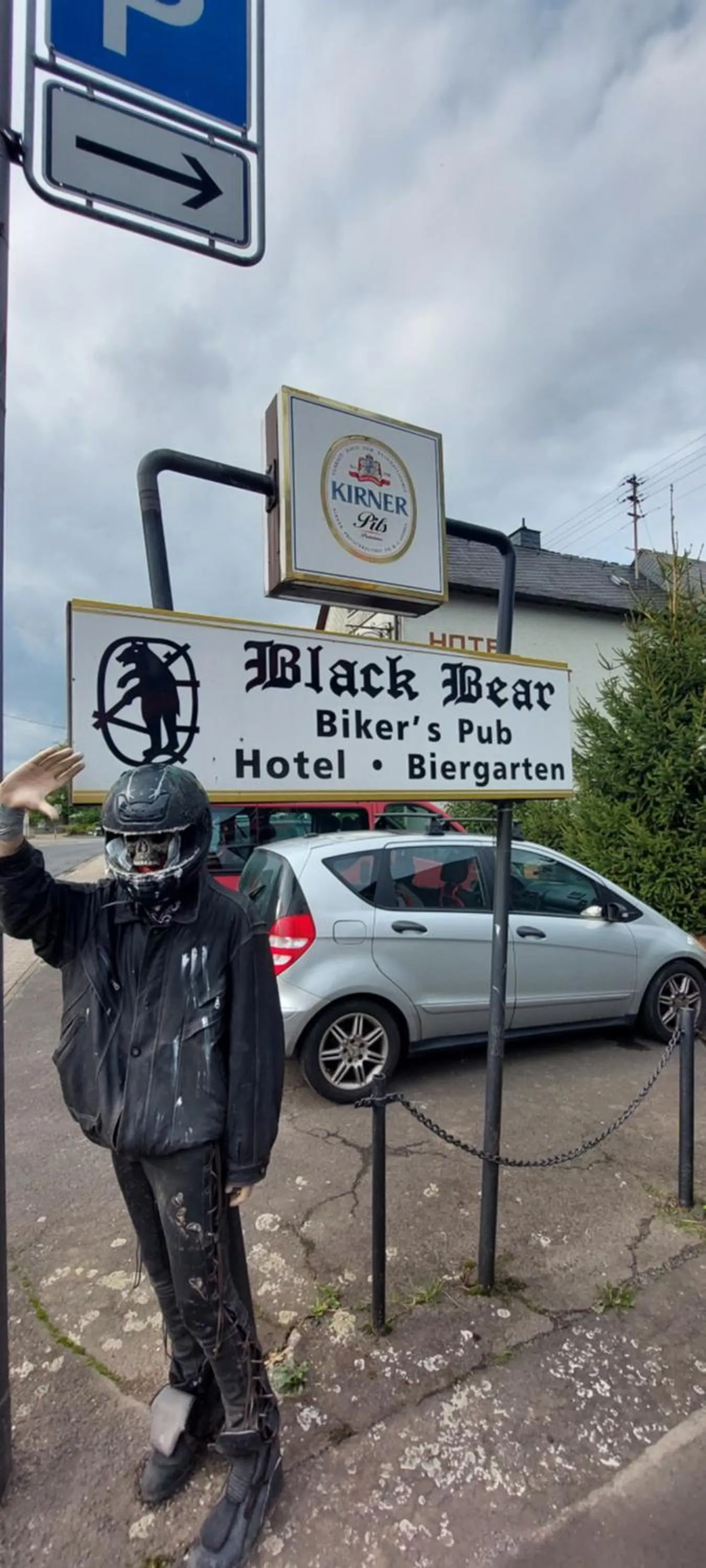 Black Bear Bikers Pub-Hotel
