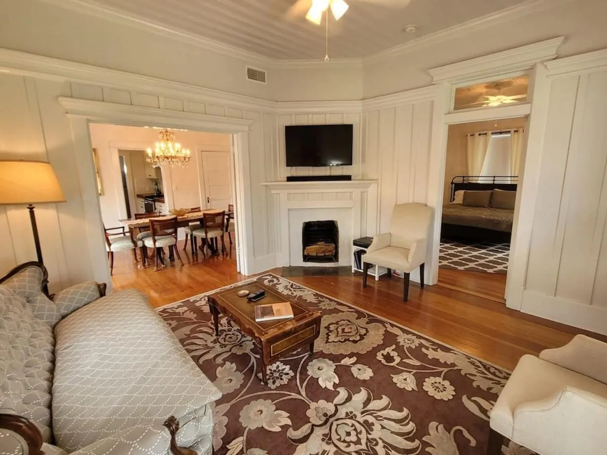 Holland House - Historic and Sophisticated