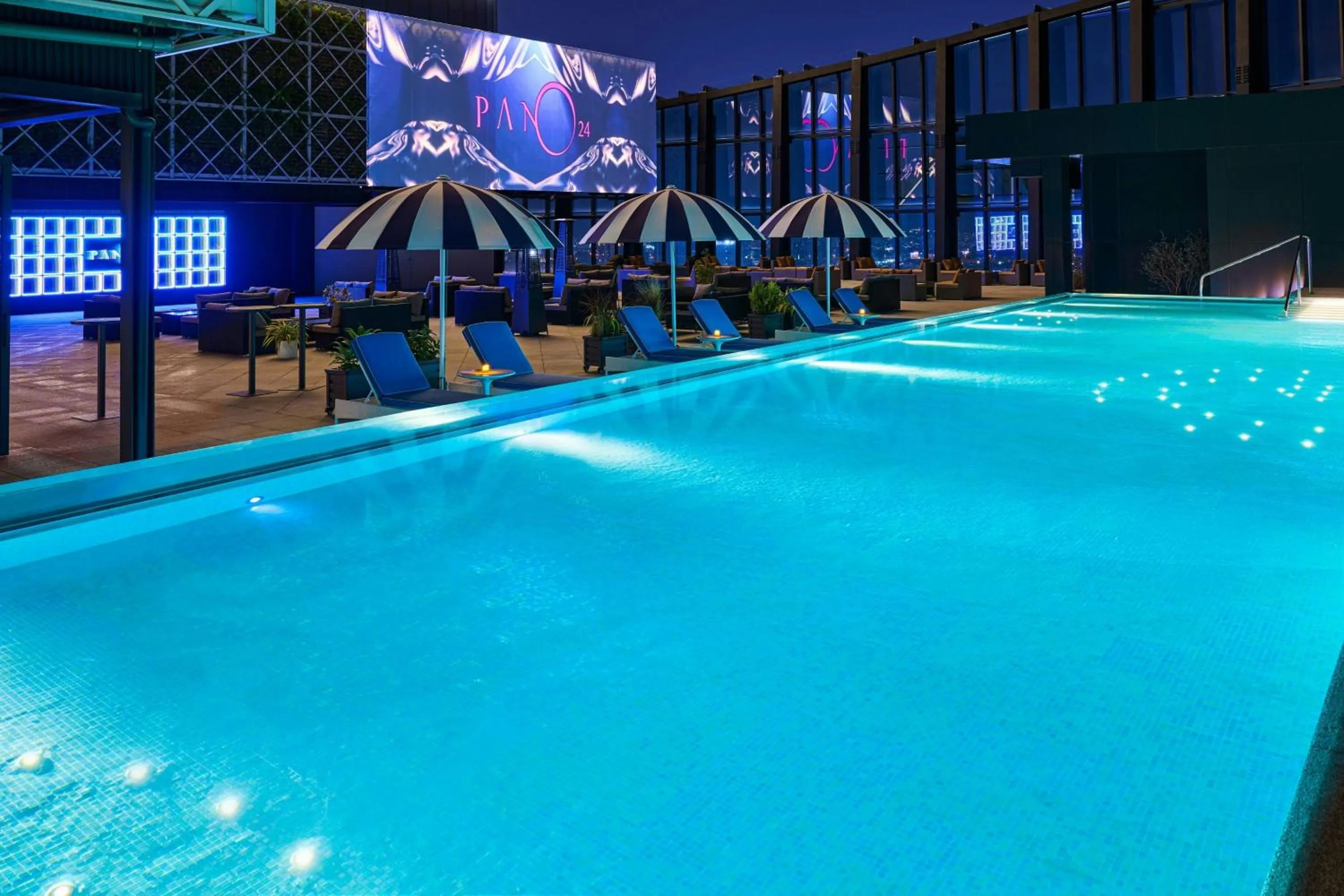 Swimming pool in Le Meridien Taichung