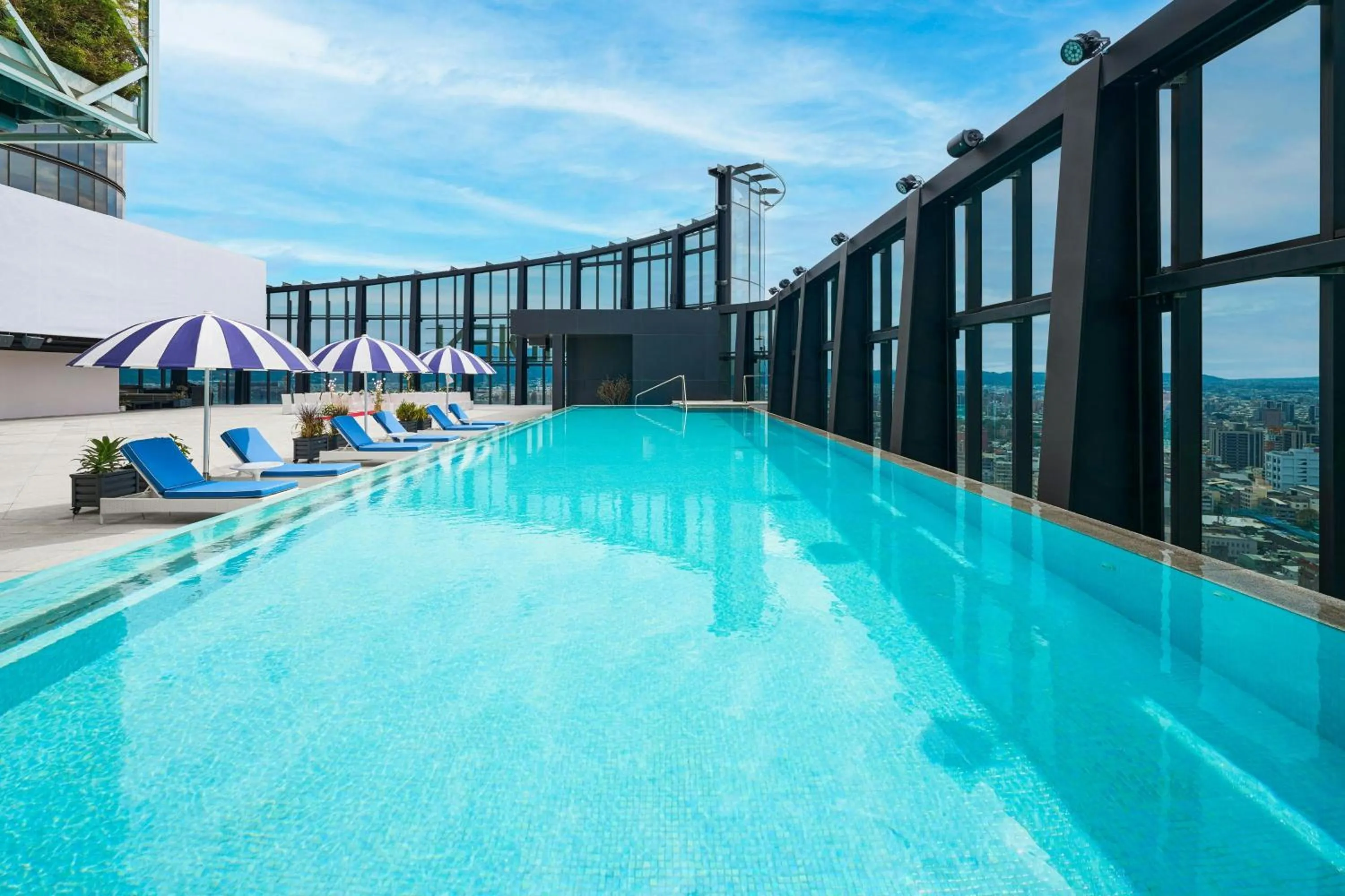 Swimming pool in Le Meridien Taichung