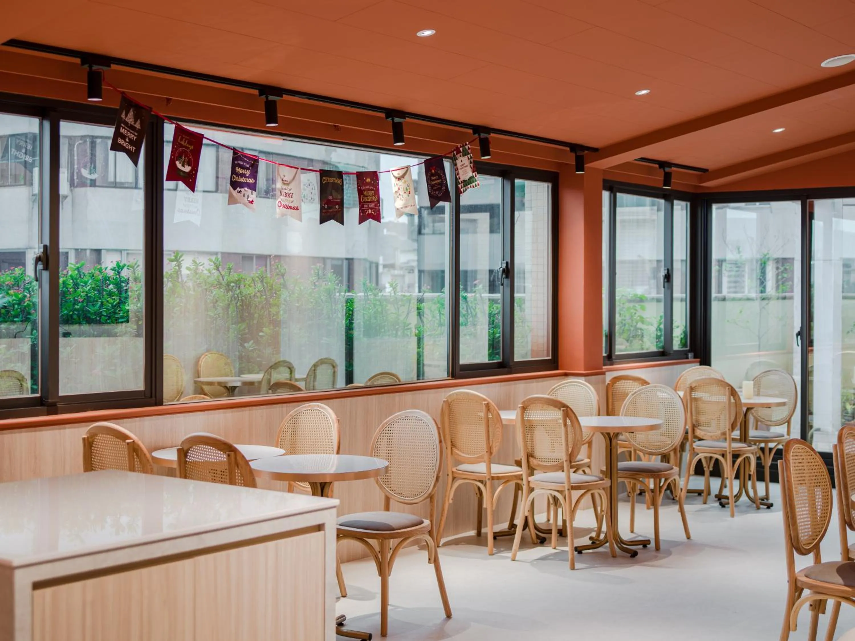 Restaurant/places to eat in Archess Hotel