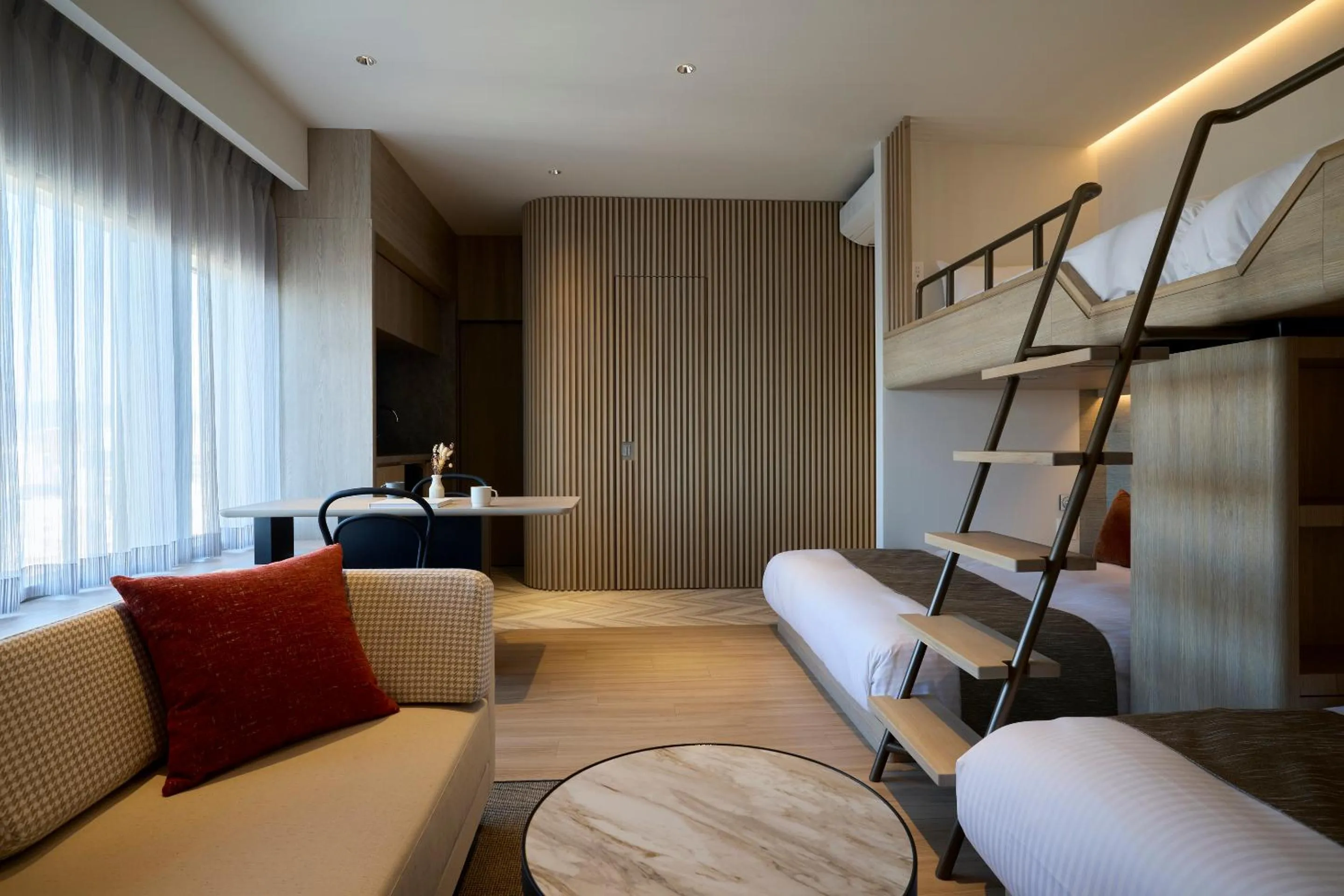 Photo of the whole room in fav HIROSHIMA HEIWAODORI