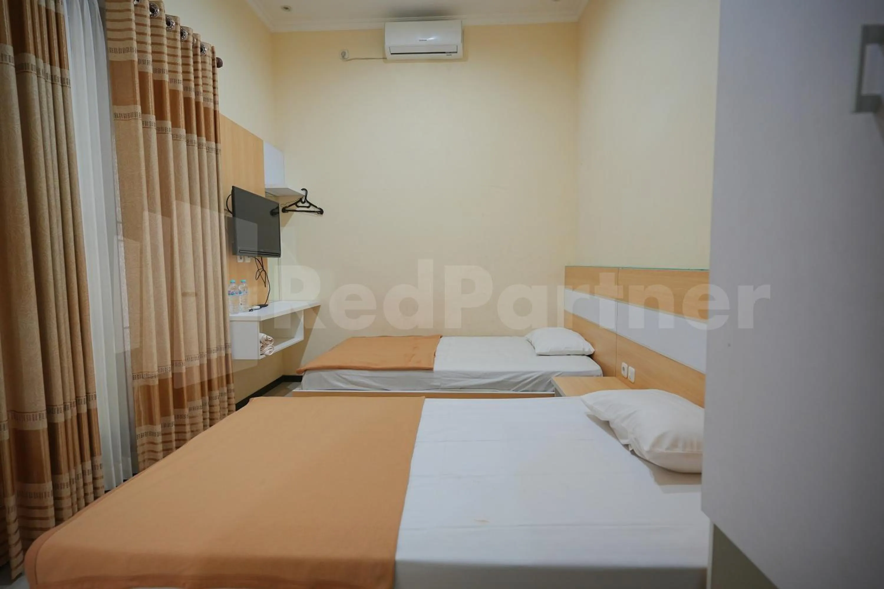 Bedroom, Bed in One & Quin Guest House Syariah Mitra RedDoorz
