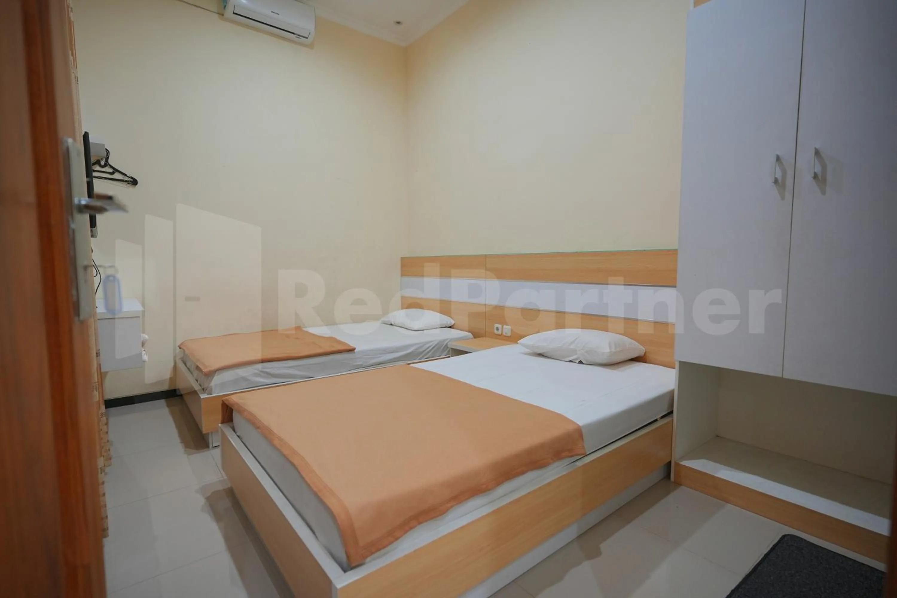 Bedroom, Bed in One & Quin Guest House Syariah Mitra RedDoorz