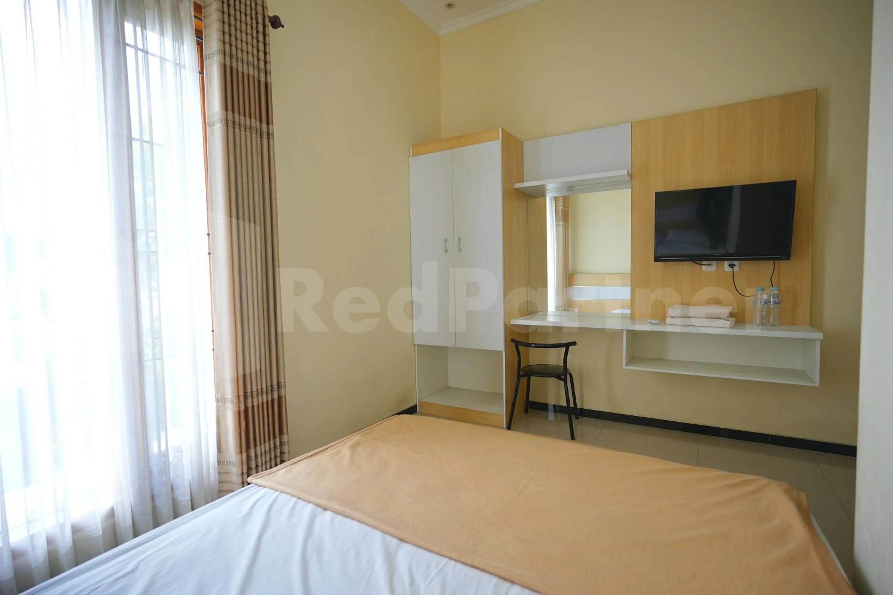 Bedroom, Bed in One & Quin Guest House Syariah Mitra RedDoorz