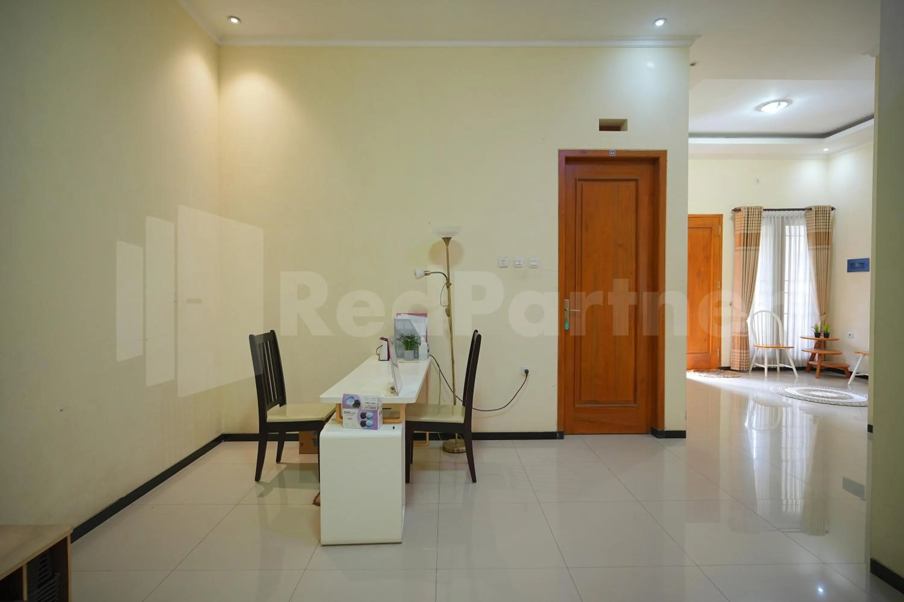 Lobby or reception in One & Quin Guest House Syariah Mitra RedDoorz