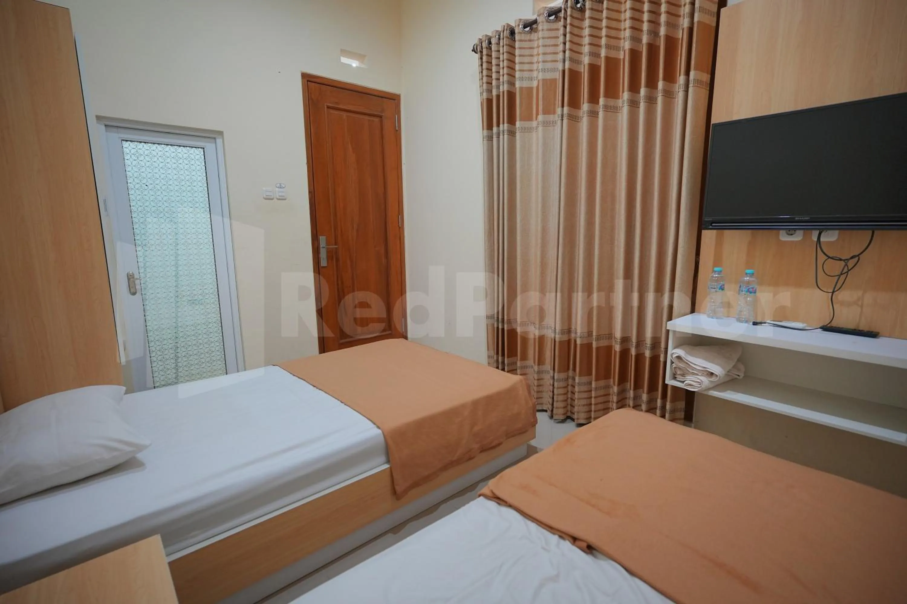 Bedroom, Bed in One & Quin Guest House Syariah Mitra RedDoorz