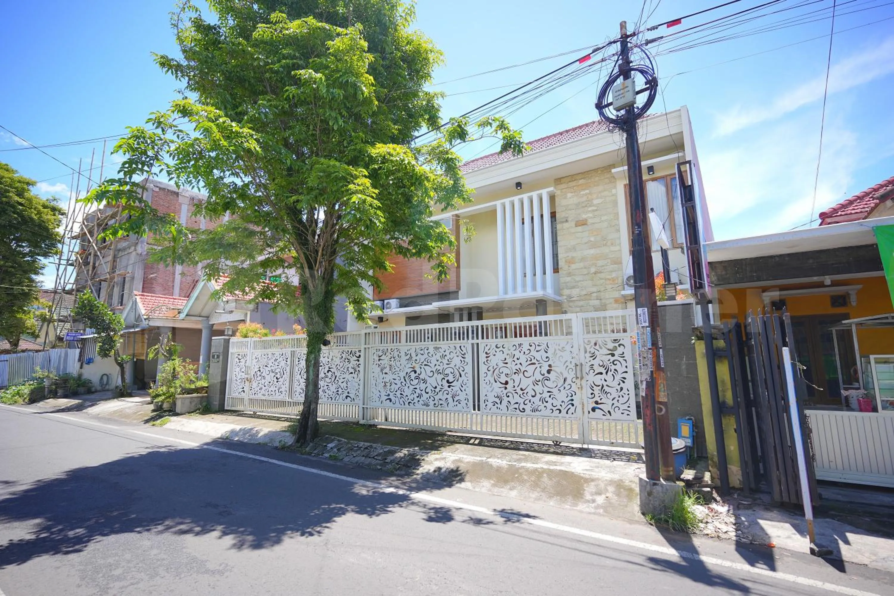 Property building in One & Quin Guest House Syariah Mitra RedDoorz