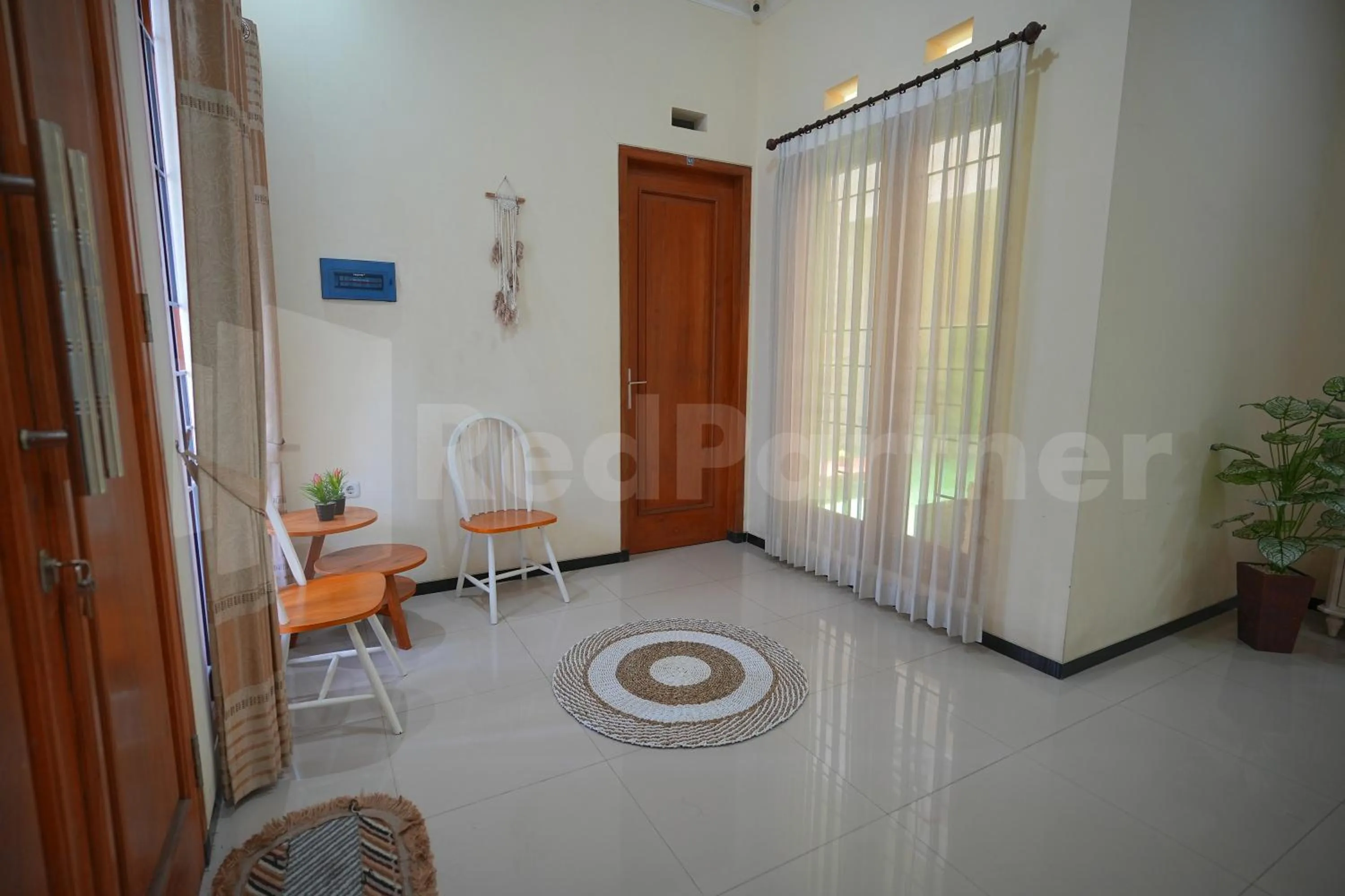 Seating area in One & Quin Guest House Syariah Mitra RedDoorz