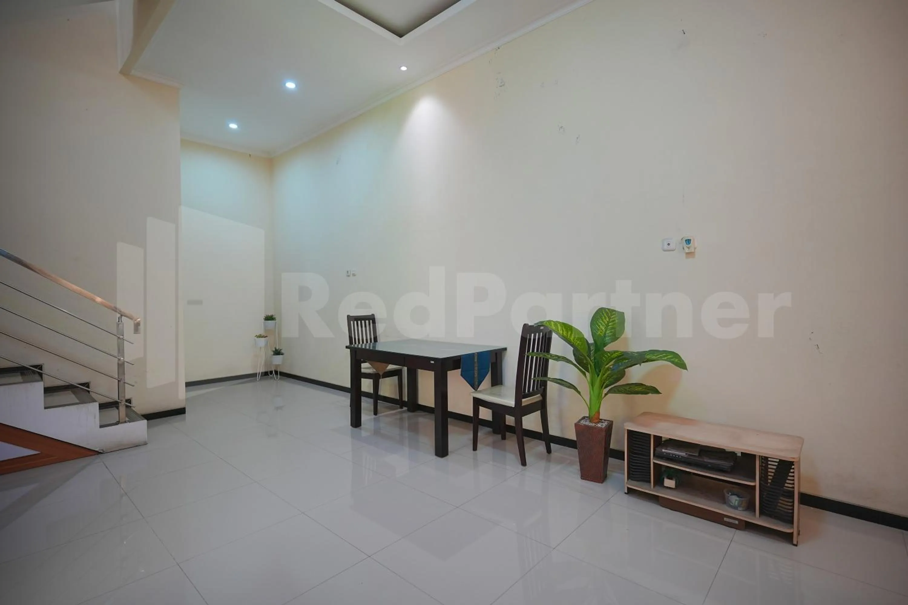 Seating area in One & Quin Guest House Syariah Mitra RedDoorz