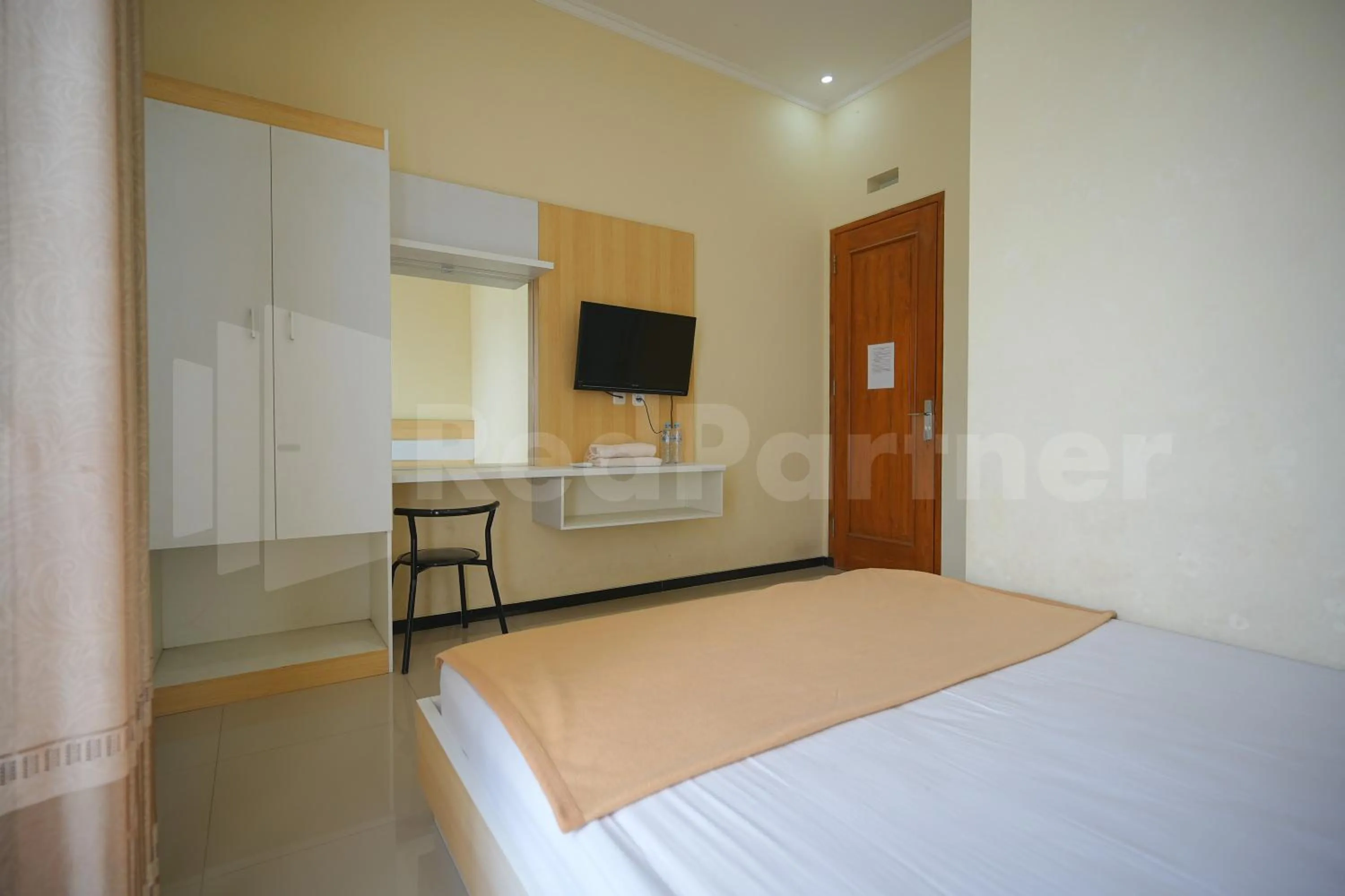 Bedroom, Bed in One & Quin Guest House Syariah Mitra RedDoorz