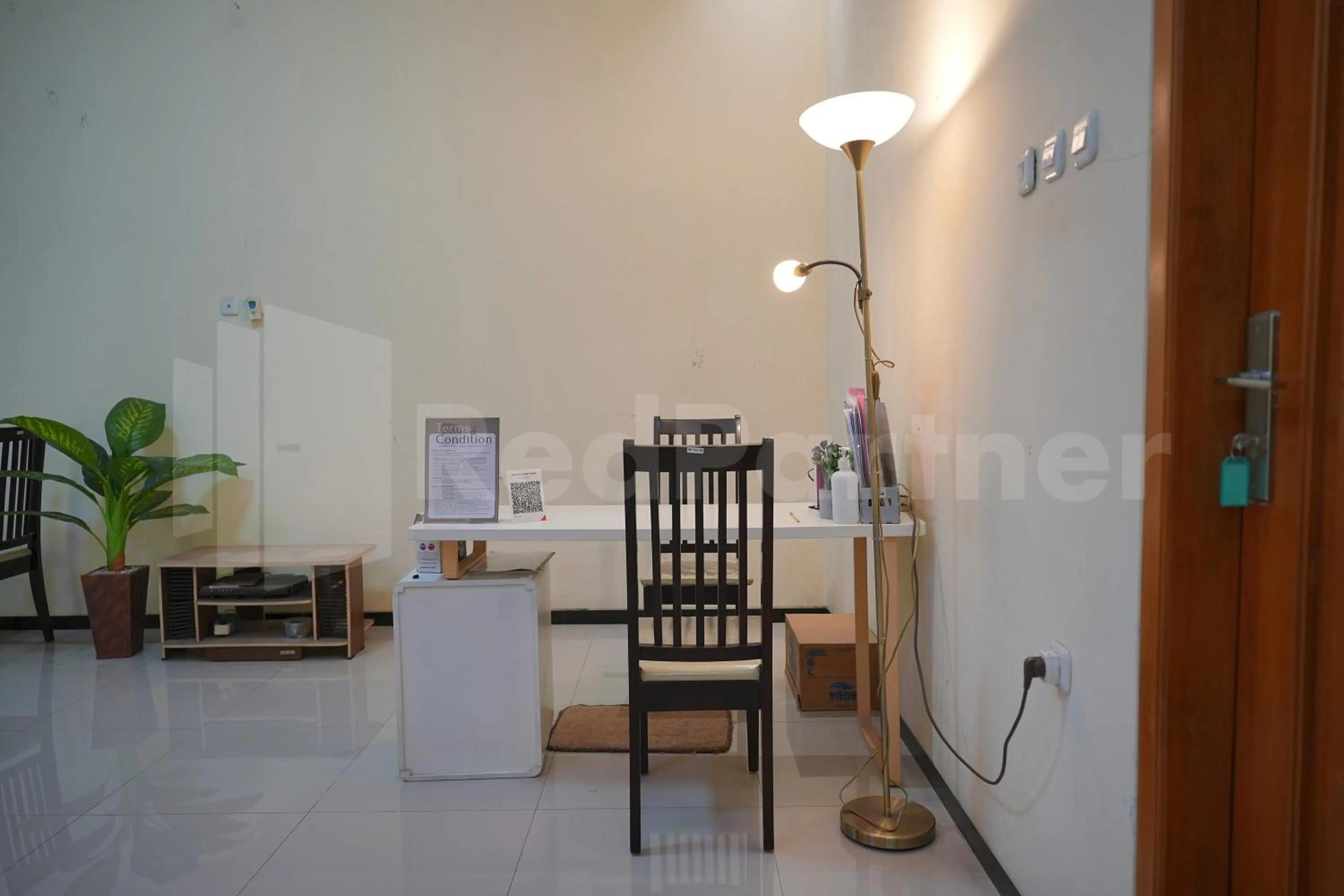 Lobby or reception in One & Quin Guest House Syariah Mitra RedDoorz