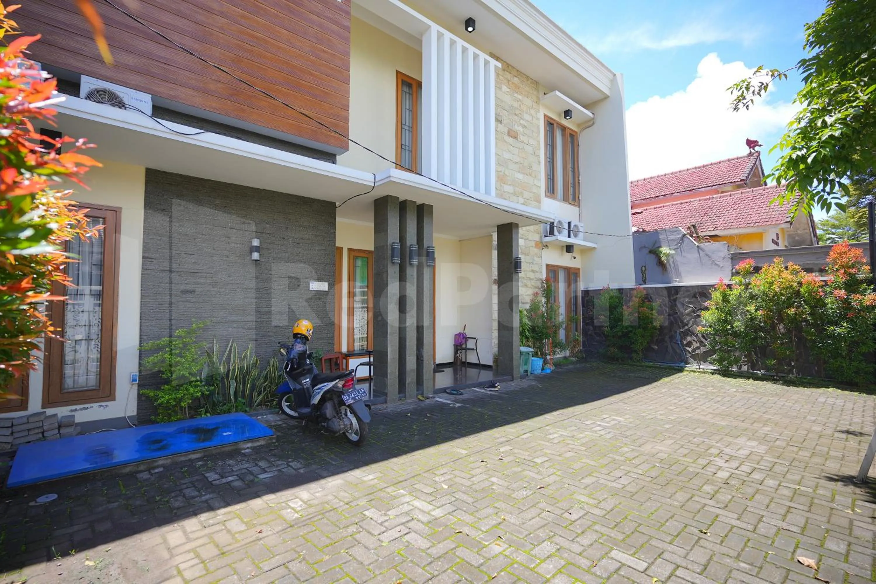 Property building in One & Quin Guest House Syariah Mitra RedDoorz