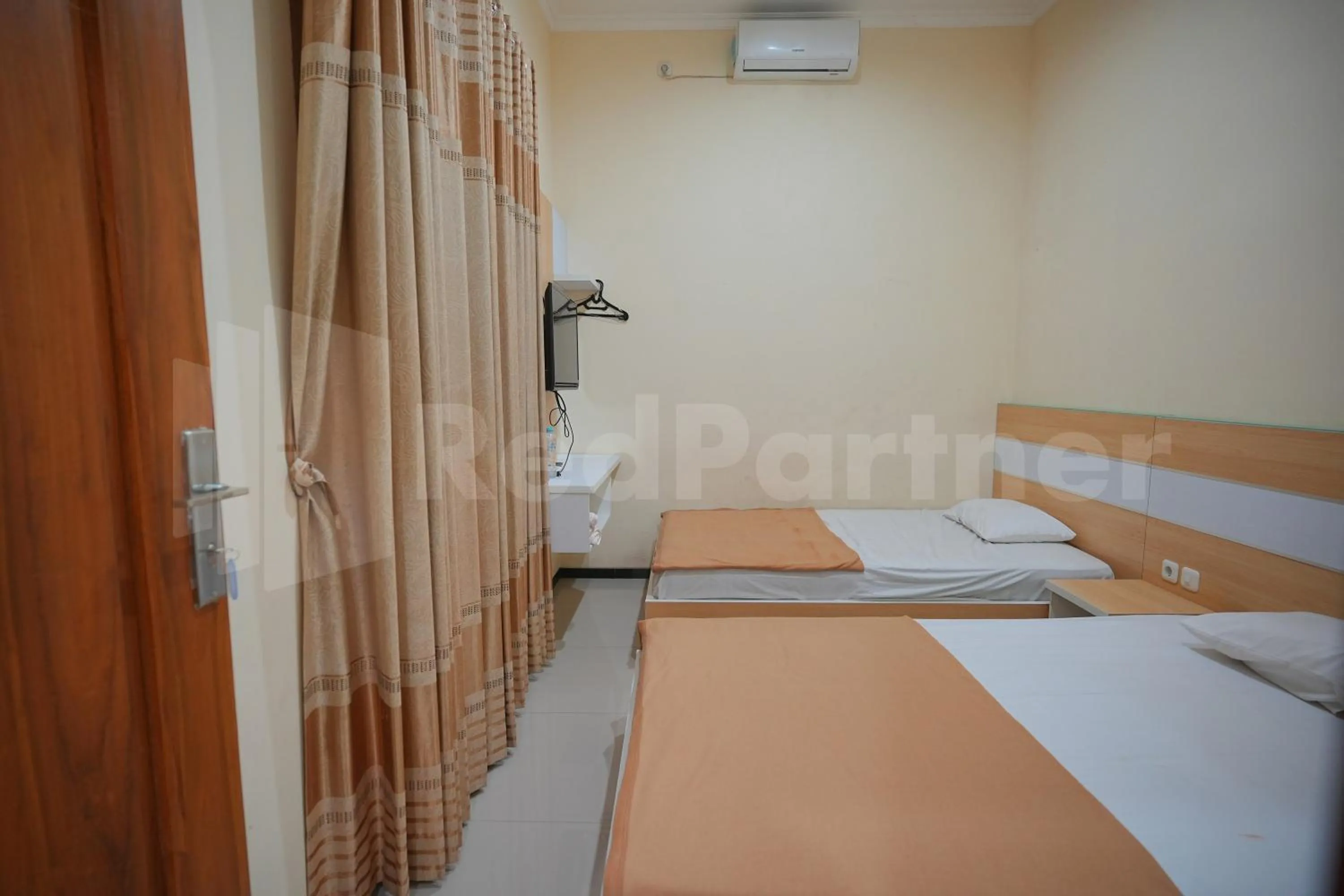 Bedroom, Bed in One & Quin Guest House Syariah Mitra RedDoorz