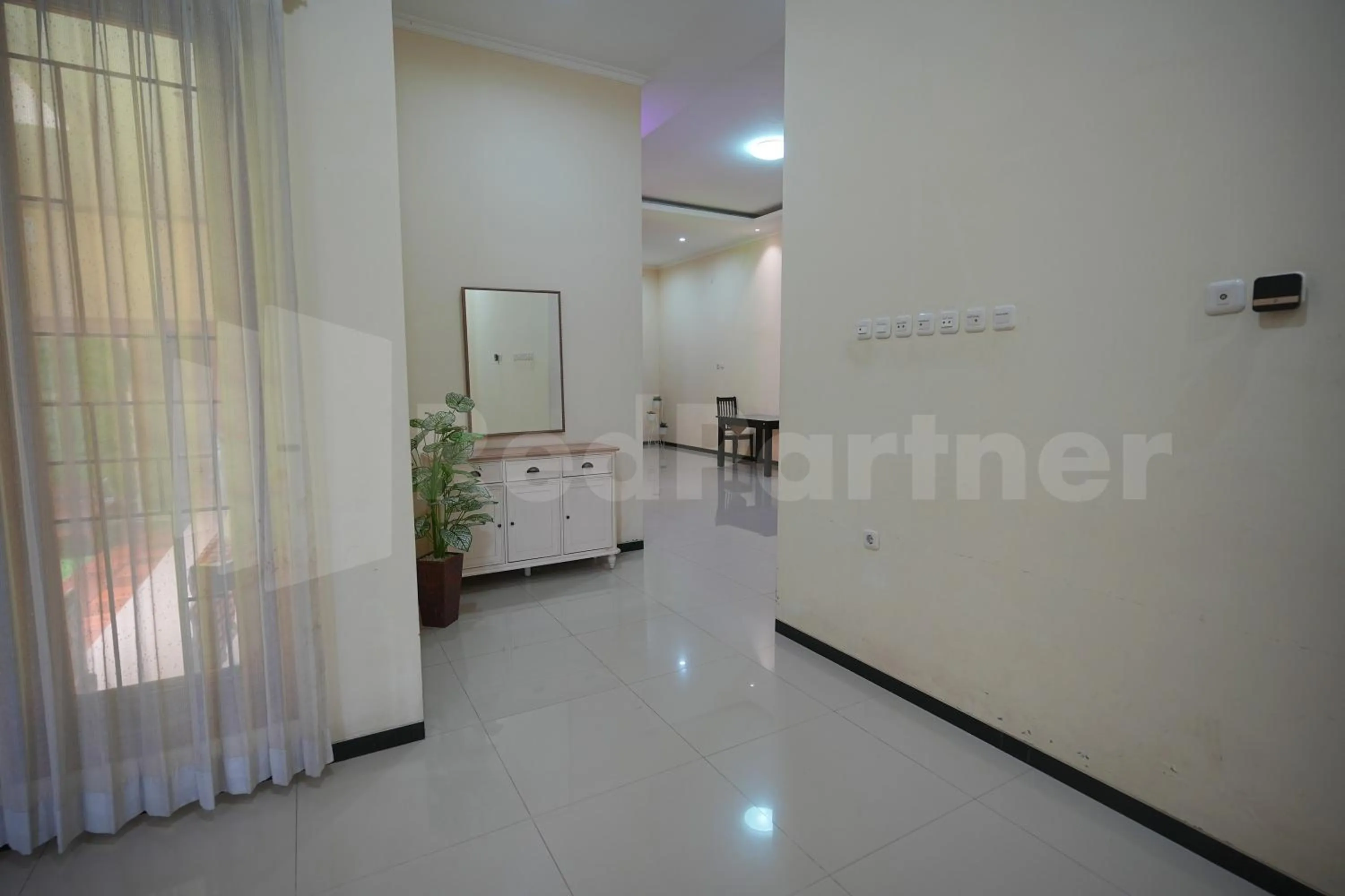 Seating area in One & Quin Guest House Syariah Mitra RedDoorz