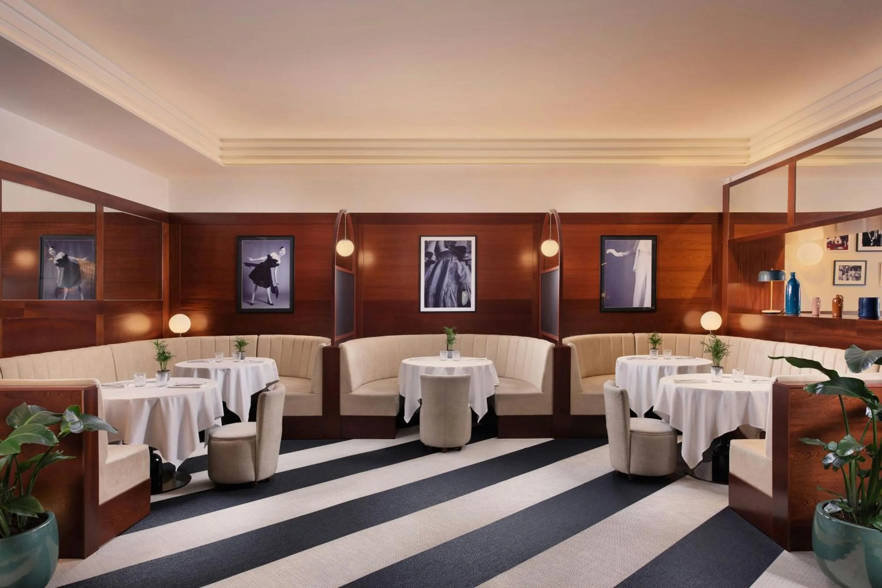 Lounge or bar in Hotel Ercilla de Bilbao, Autograph Collection