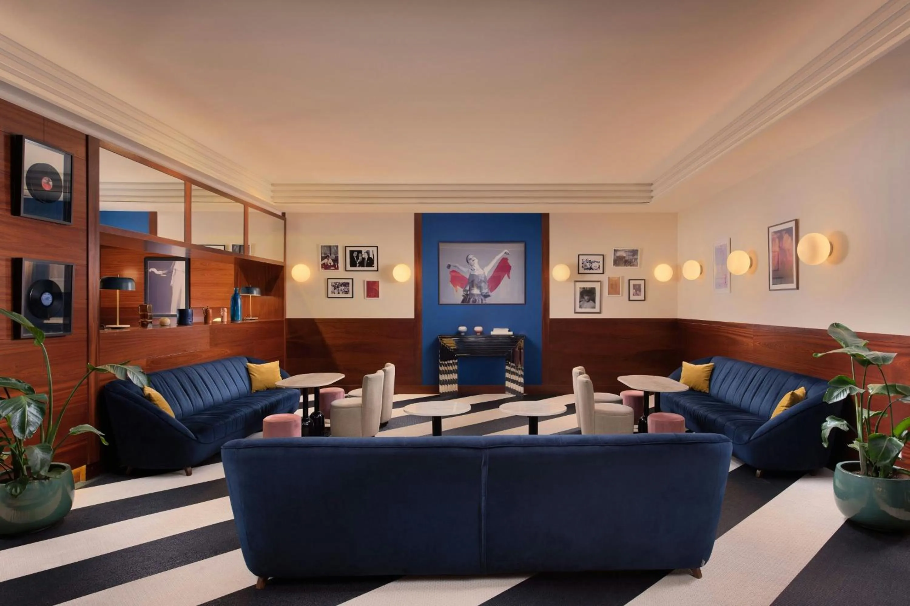 Lounge or bar in Hotel Ercilla de Bilbao, Autograph Collection