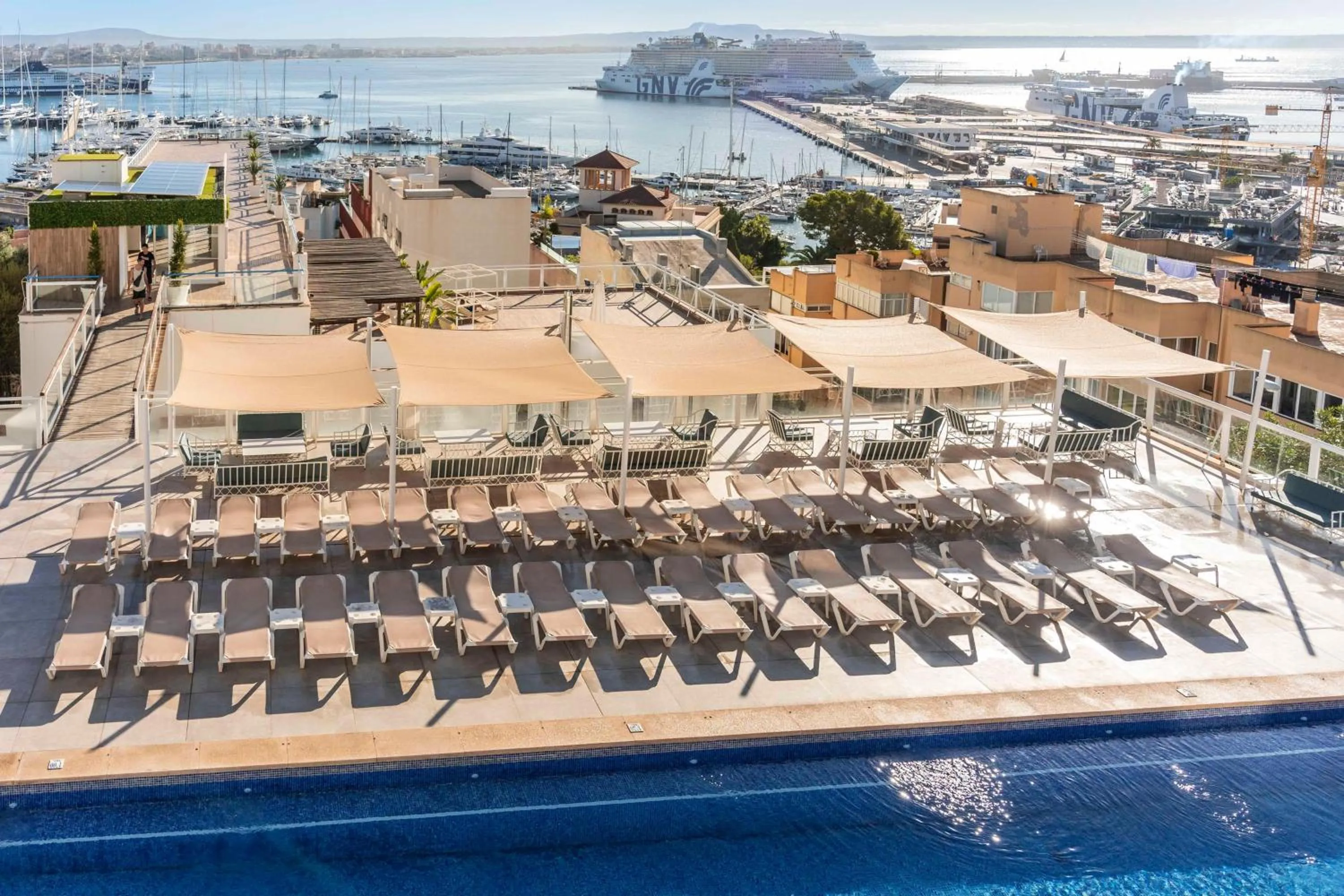 Swimming pool in Hotel Amic Horizonte