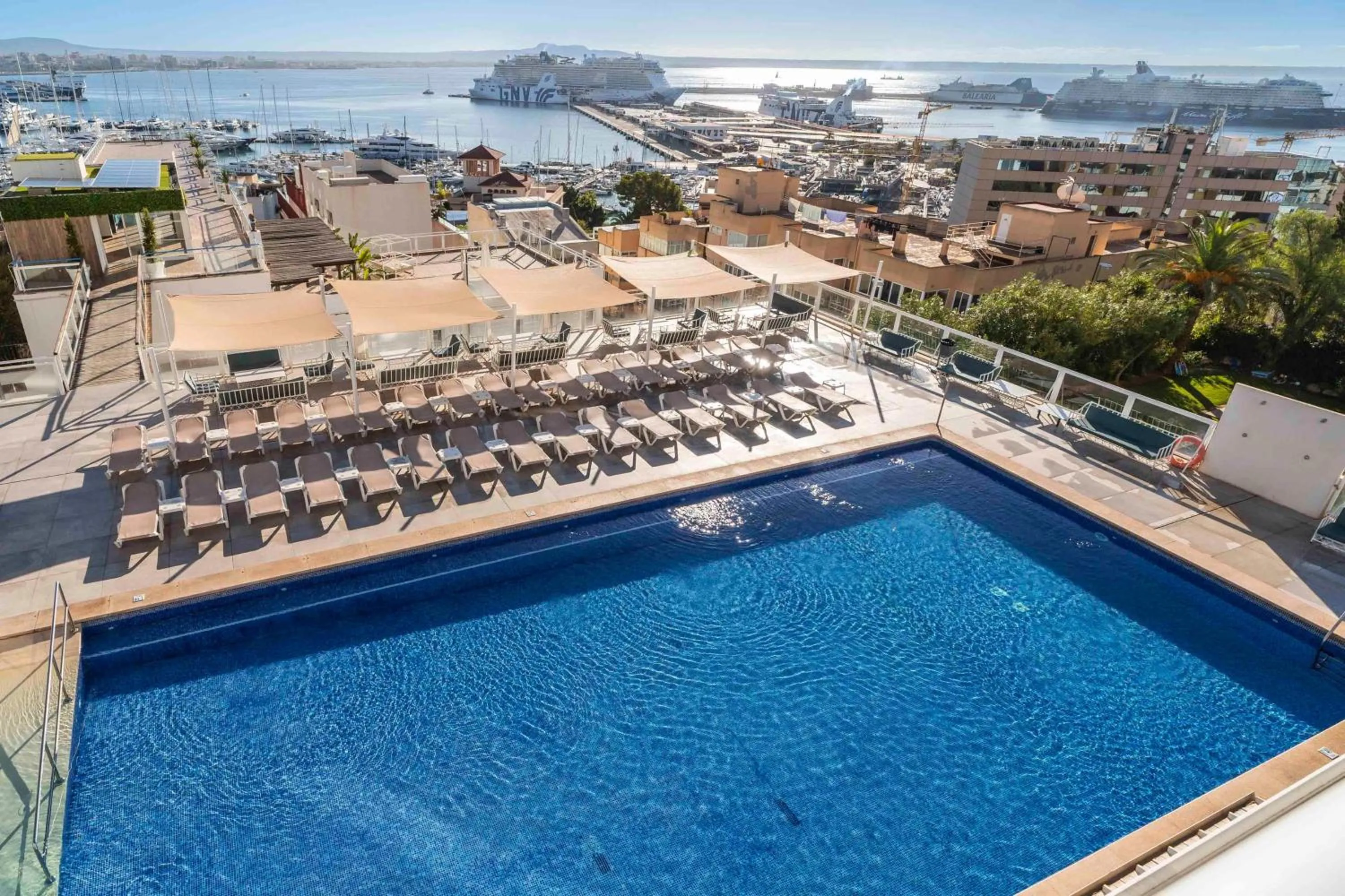 Swimming pool in Hotel Amic Horizonte