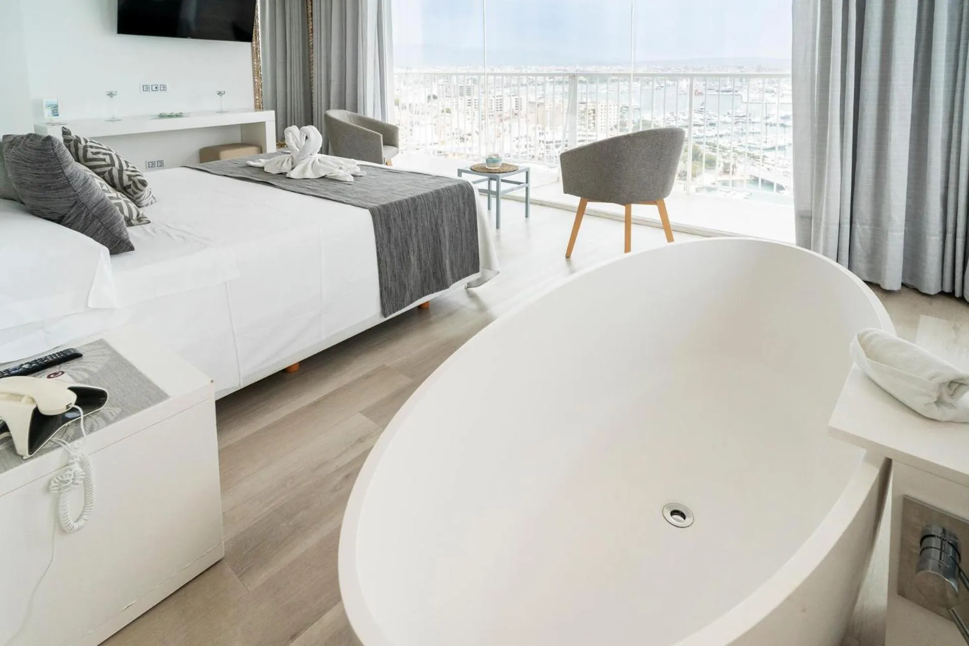 Bathroom, Bed in Hotel Amic Horizonte