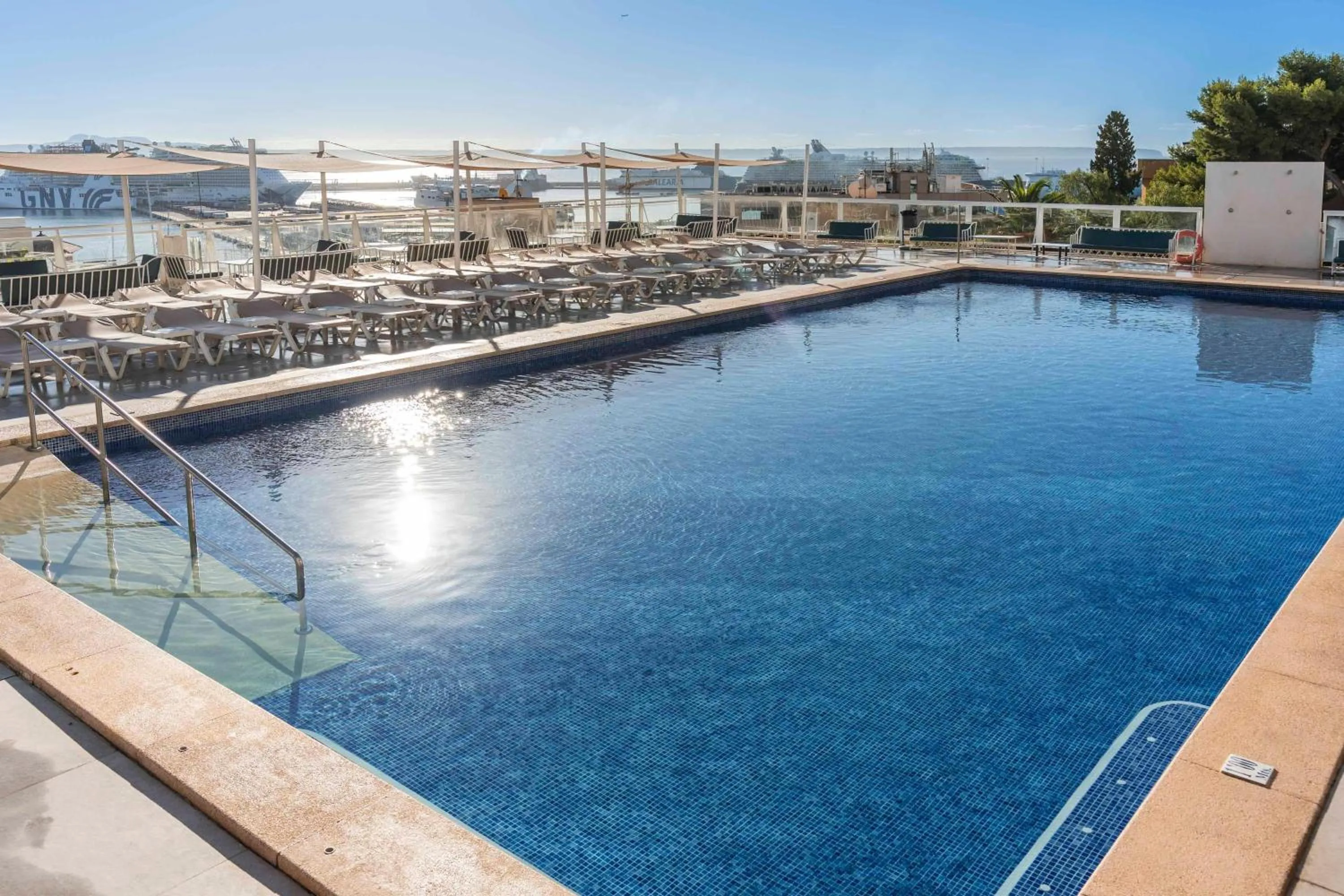 Swimming pool in Hotel Amic Horizonte