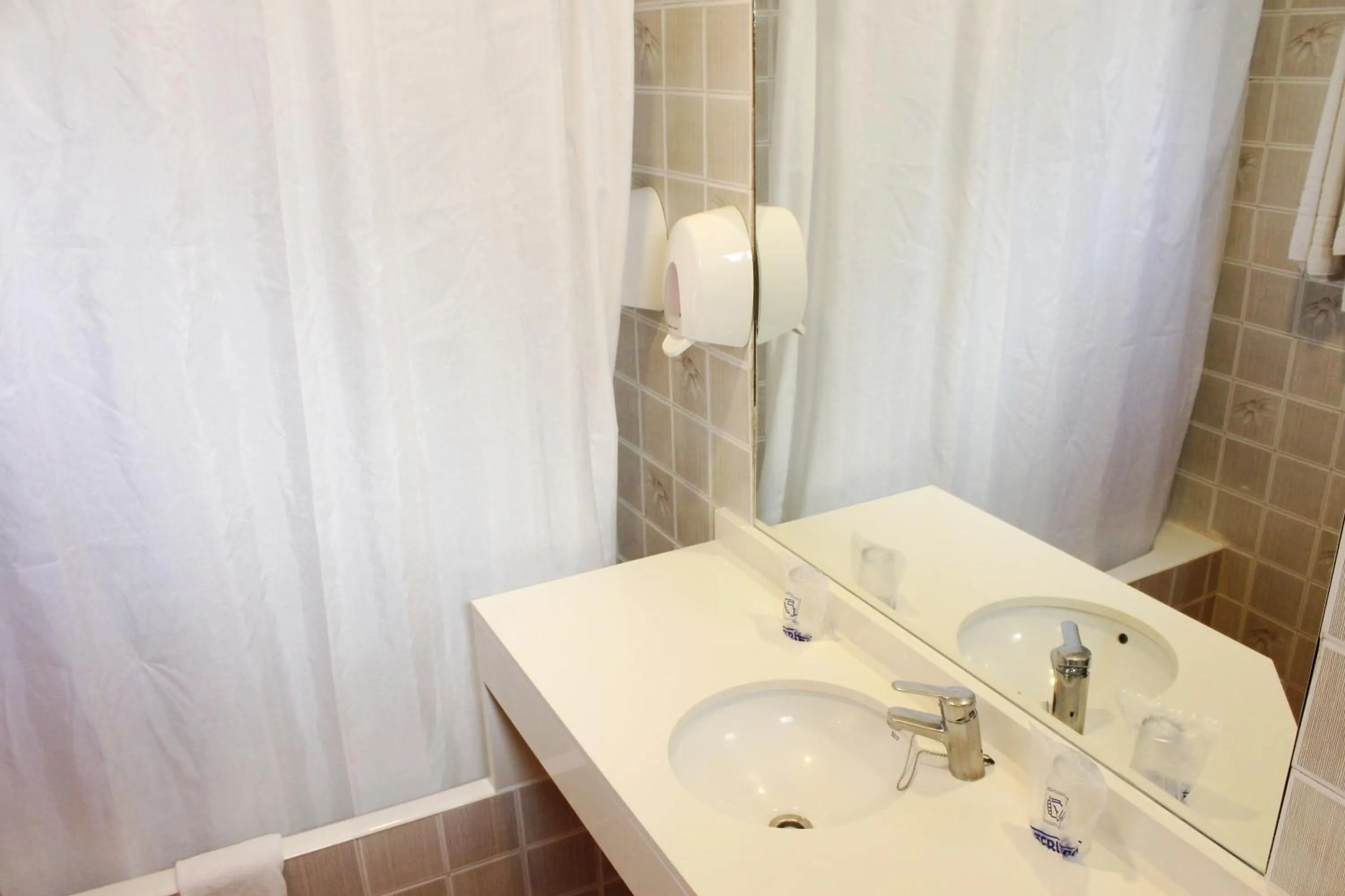 Bathroom in Hotel Amic Colon