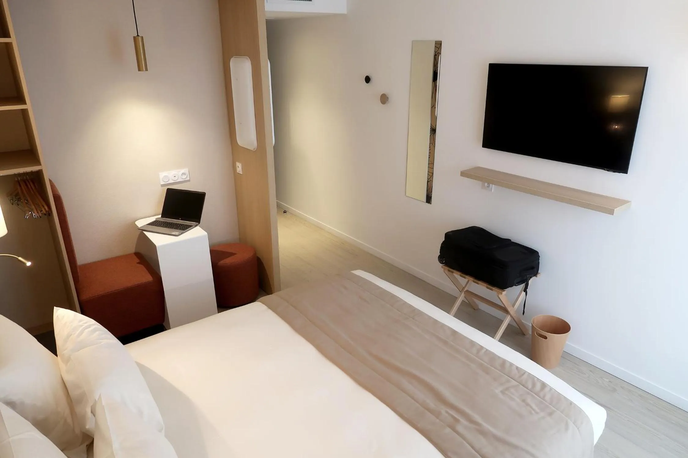 Photo of the whole room, Bed in COURRIER SUD