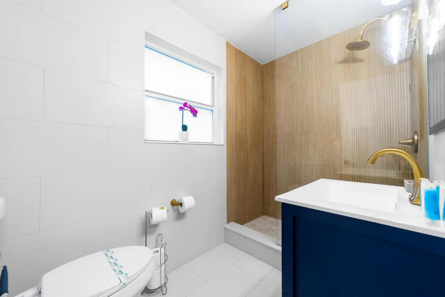 Shower in The Blue Parrot