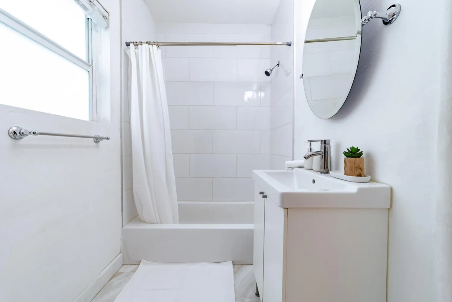 Bathroom in The Blue Parrot