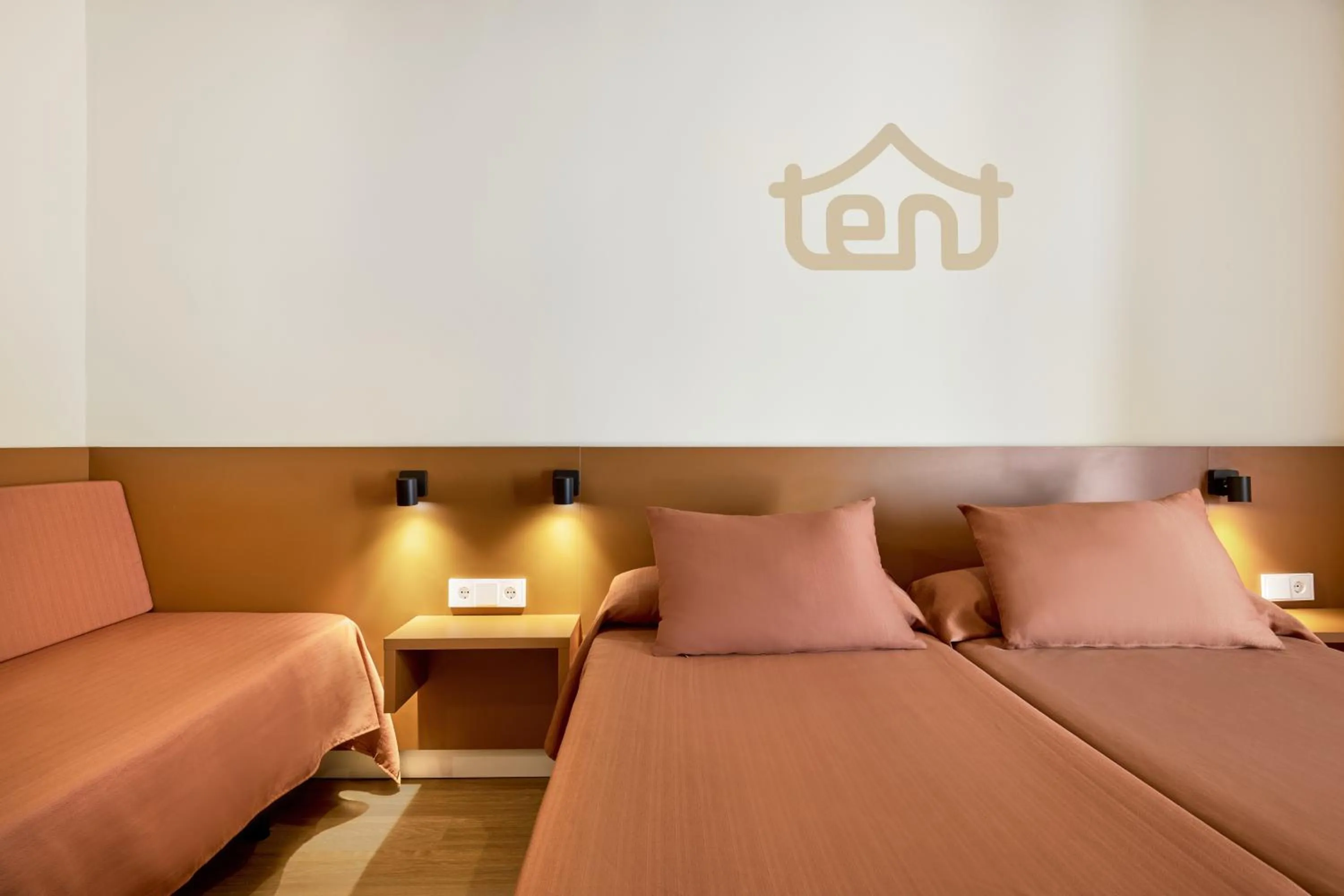 Photo of the whole room, Bed in tent Bahia de Palma