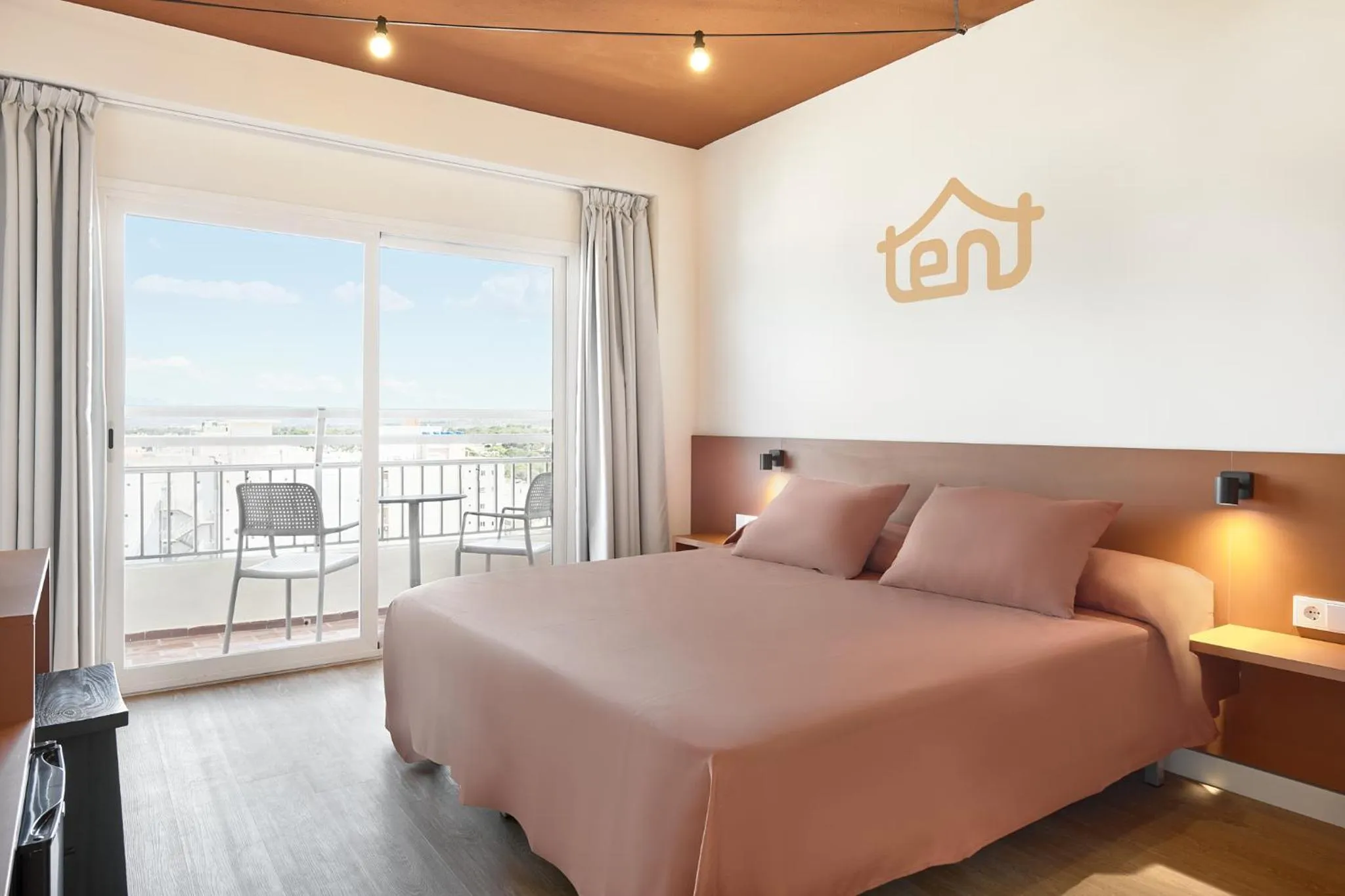 Photo of the whole room, Bed in tent Bahia de Palma