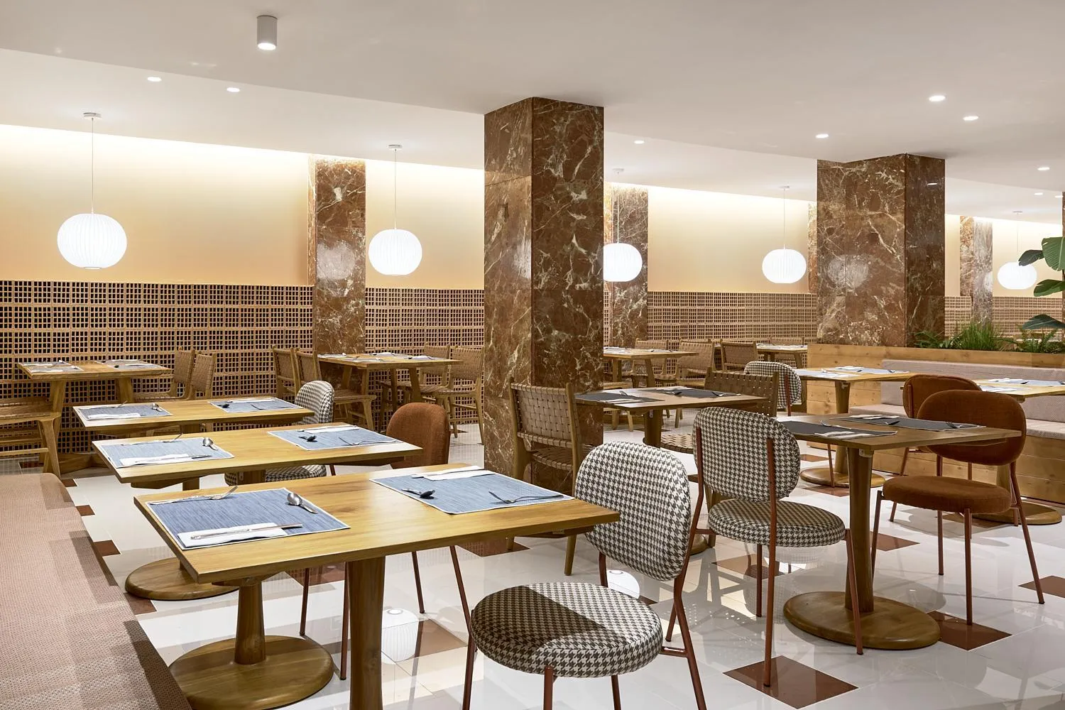 Restaurant/places to eat in tent Bahia de Palma