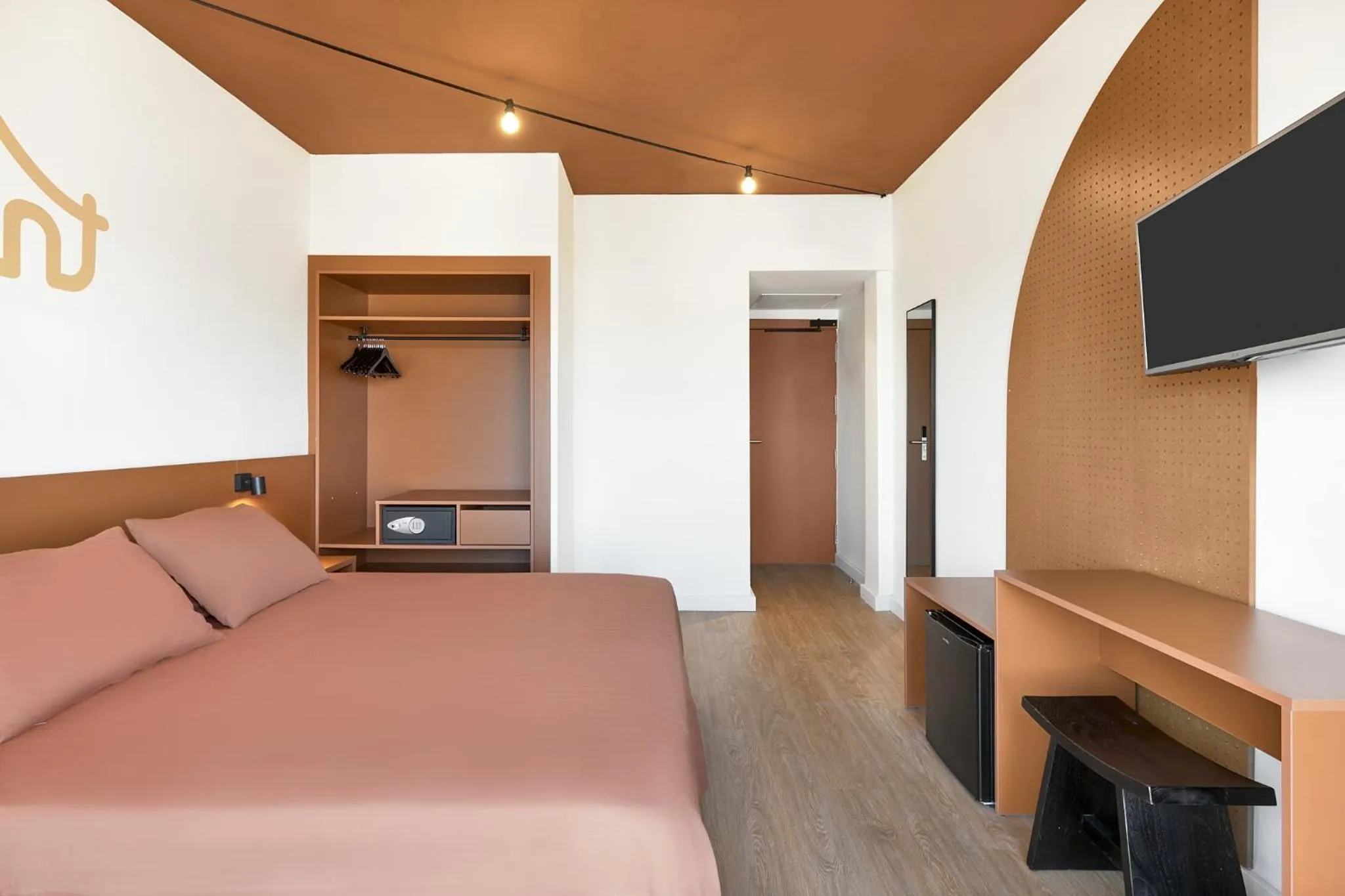 Photo of the whole room, Bed in tent Bahia de Palma