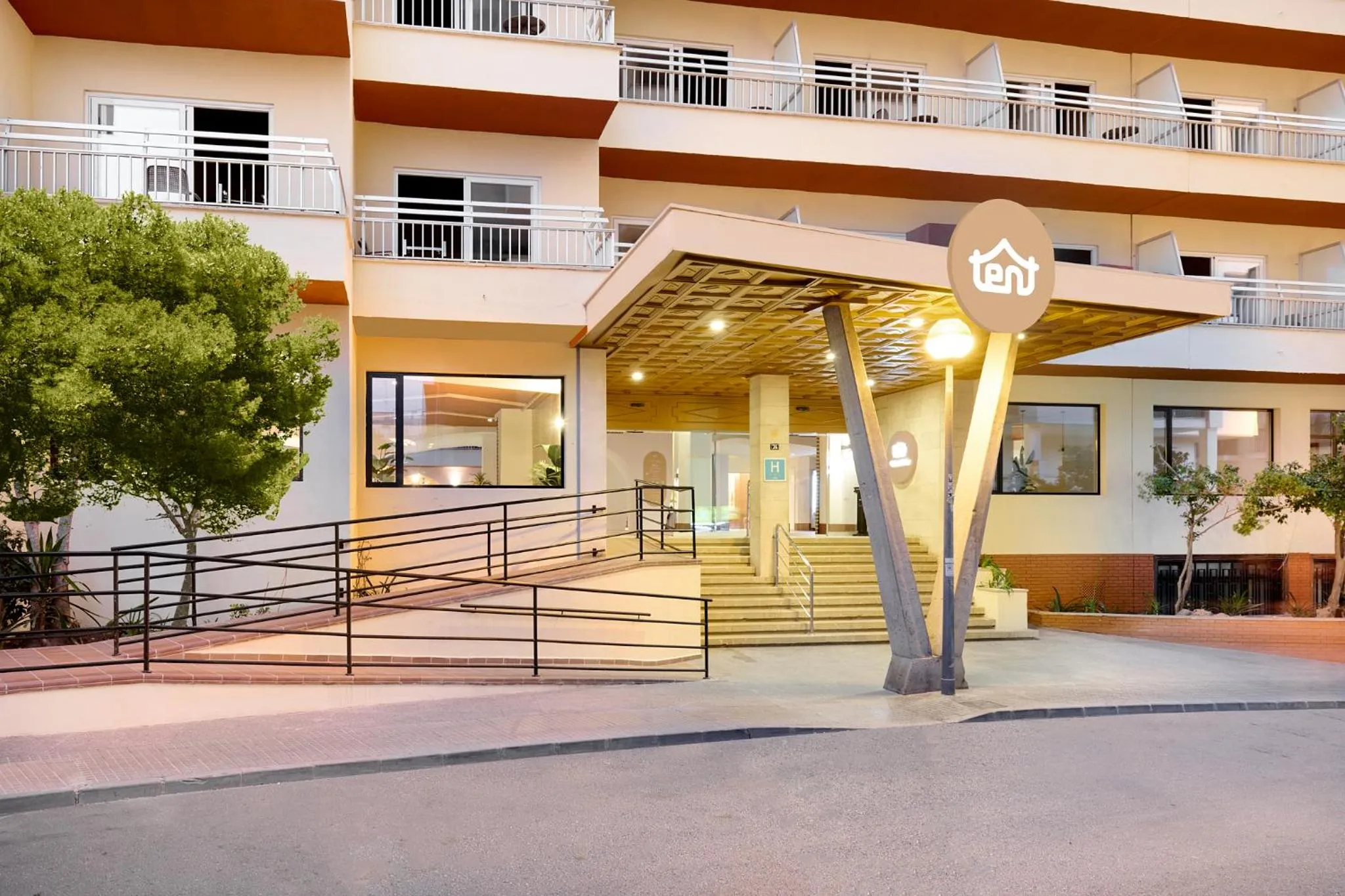Facade/entrance in tent Bahia de Palma