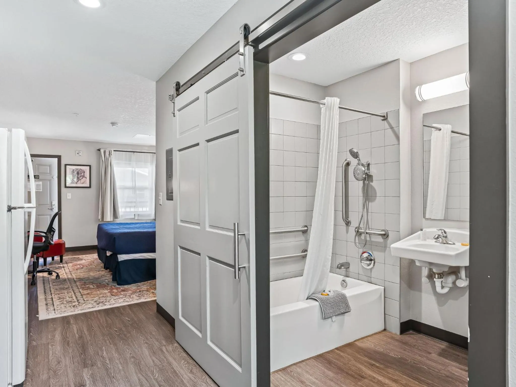 Bathroom, Bed in Baymont by Wyndham Ocala Suites